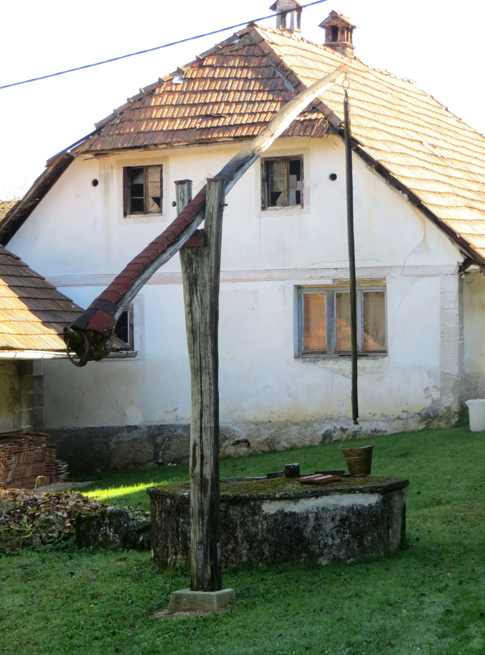 Photo showing: Well sweep in Metnaj, Municipality of Ivančna Gorica, Slovenia