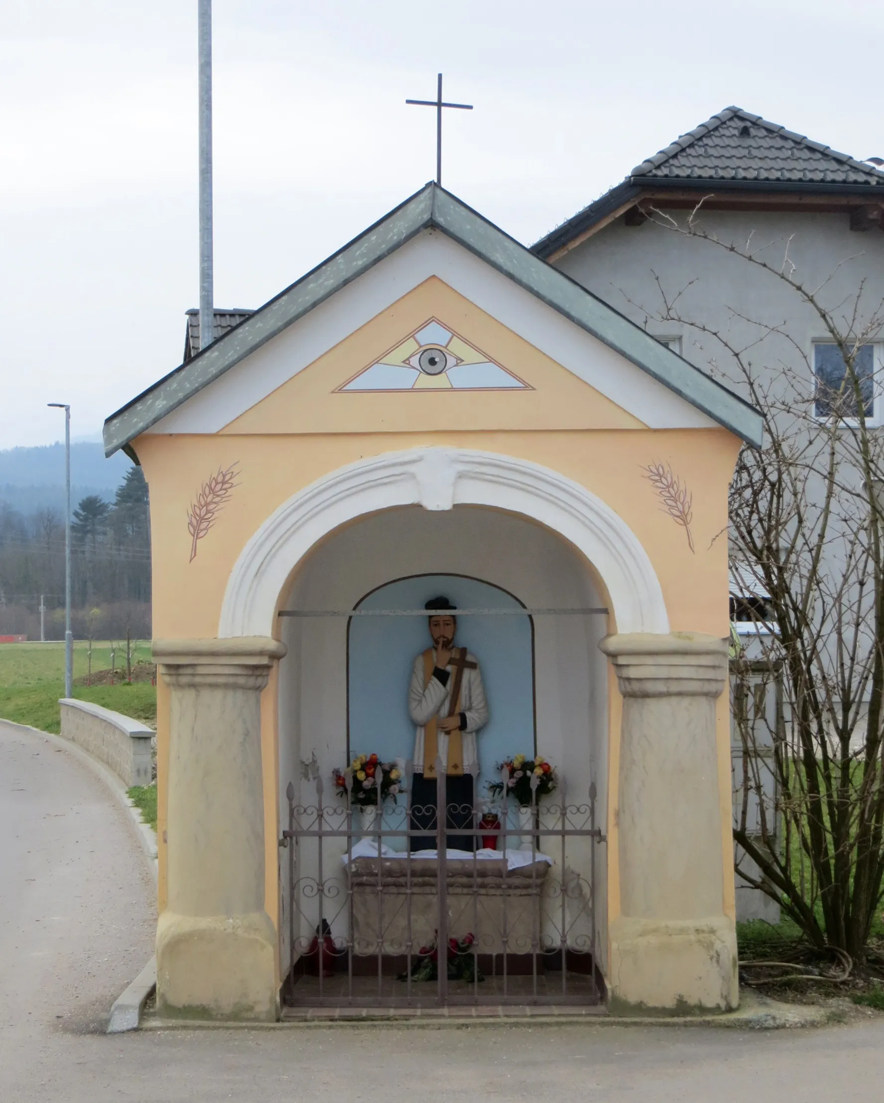 Photo showing: Wayside chapel shrine (19th century) in Iška Loka, Municipality of Ig, Slovenia