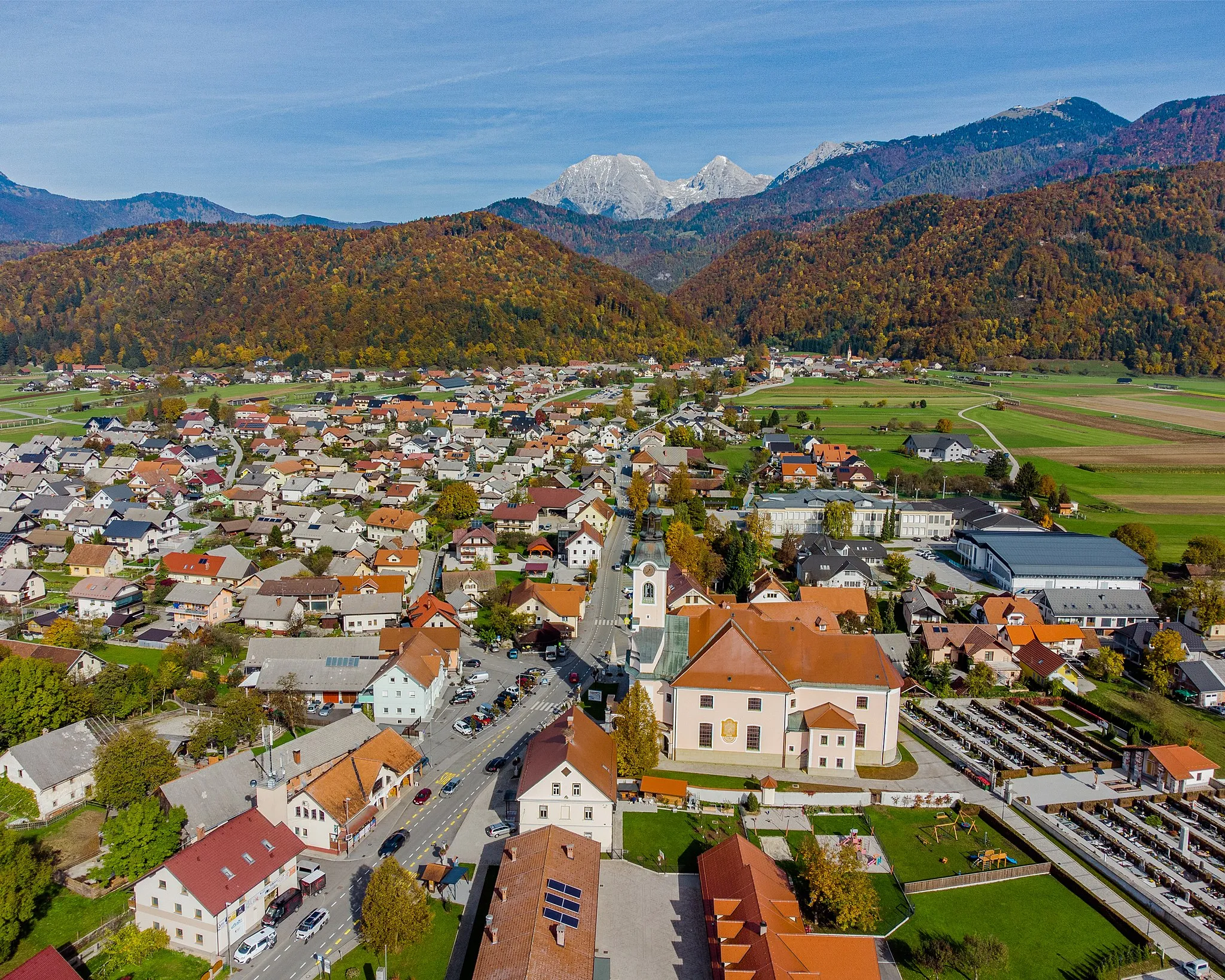 Photo showing: Pogled na središče vasi Cerklje na Gorenjskem z župno cerkvijo Marijinega vnebovzetja