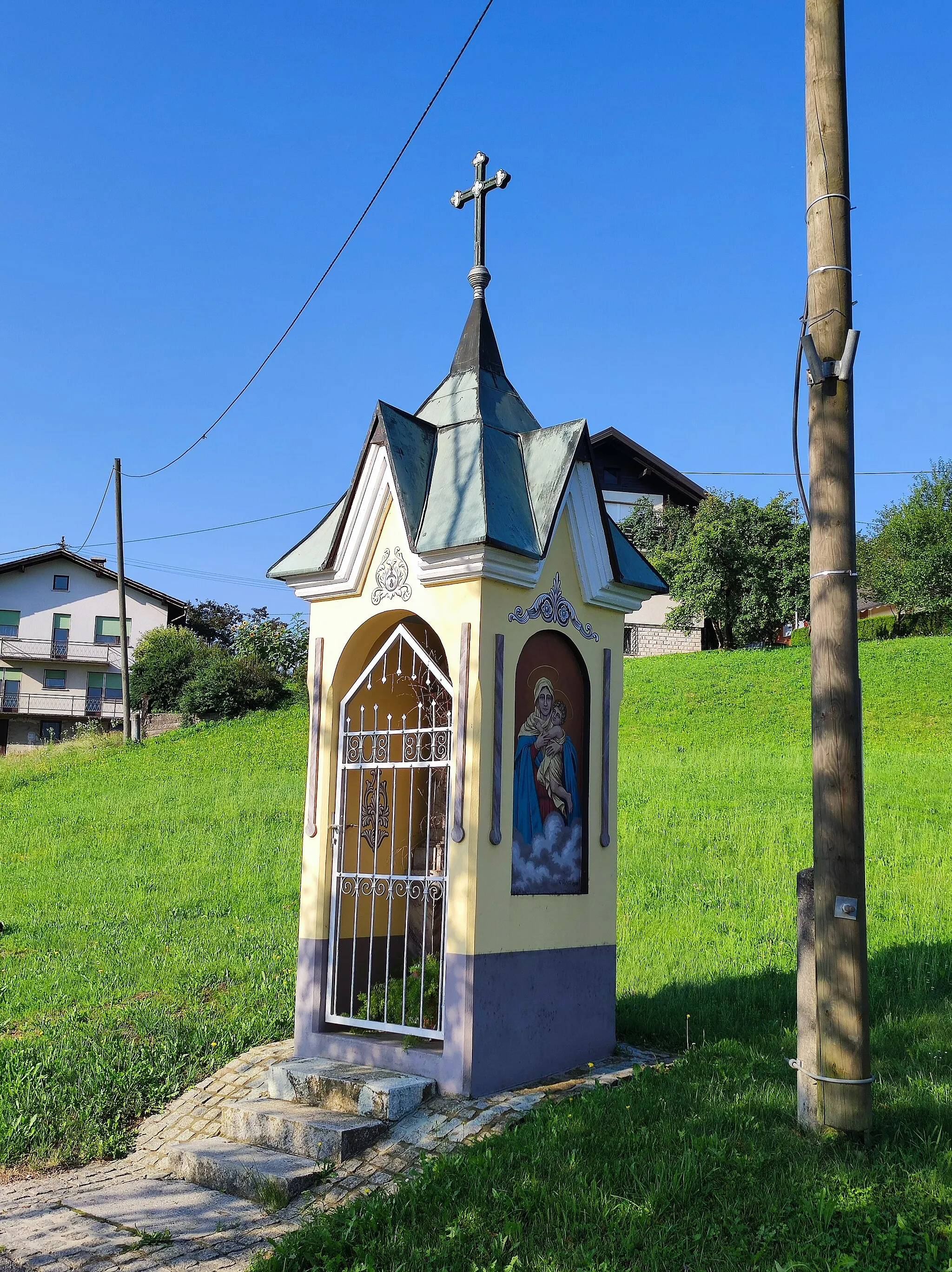 Photo showing: Chapel shrine at the northern edge of Repnje.