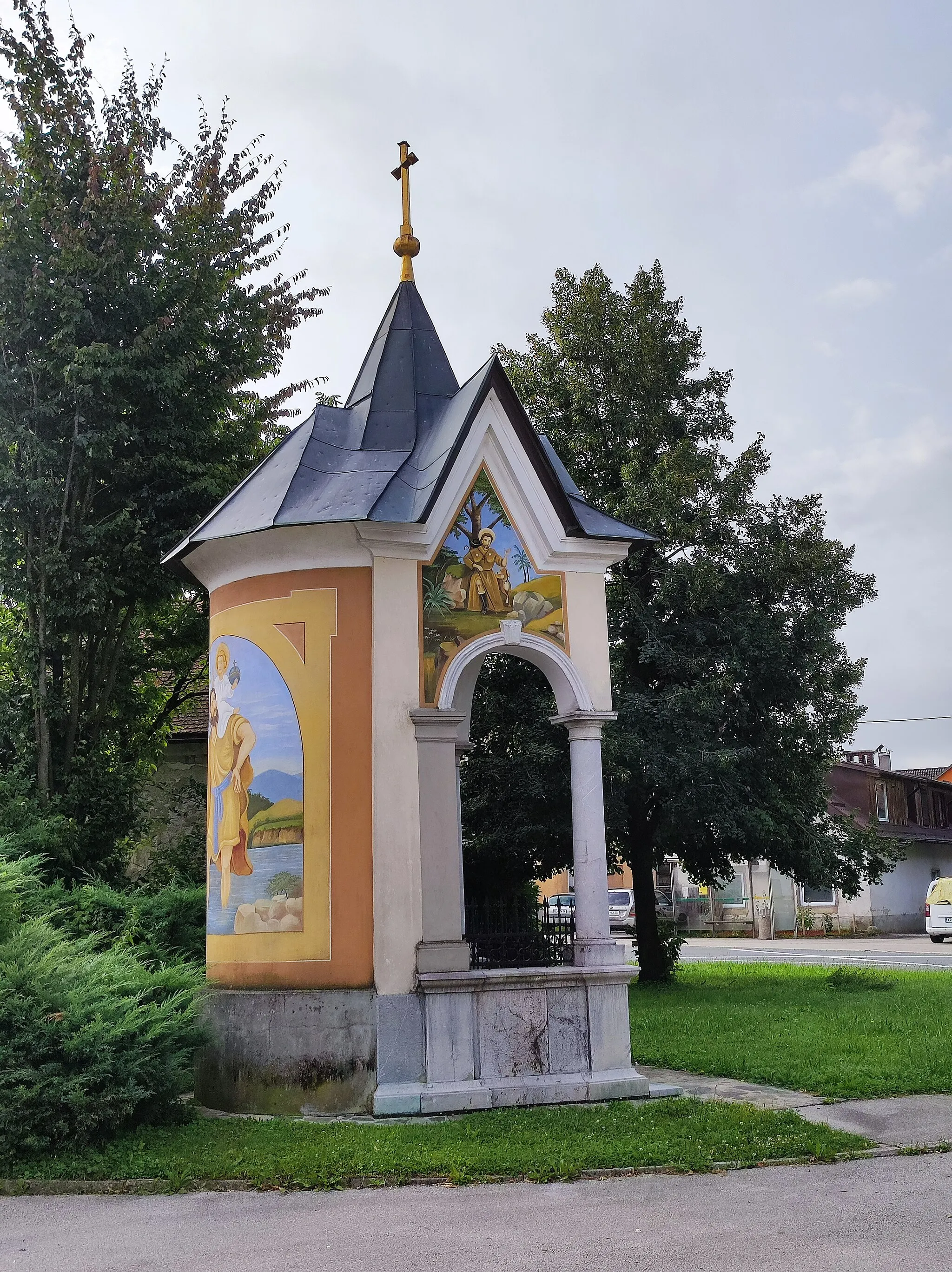 Photo showing: Chapel shrine of Virgin Mary the Queen and the Child in Moste.