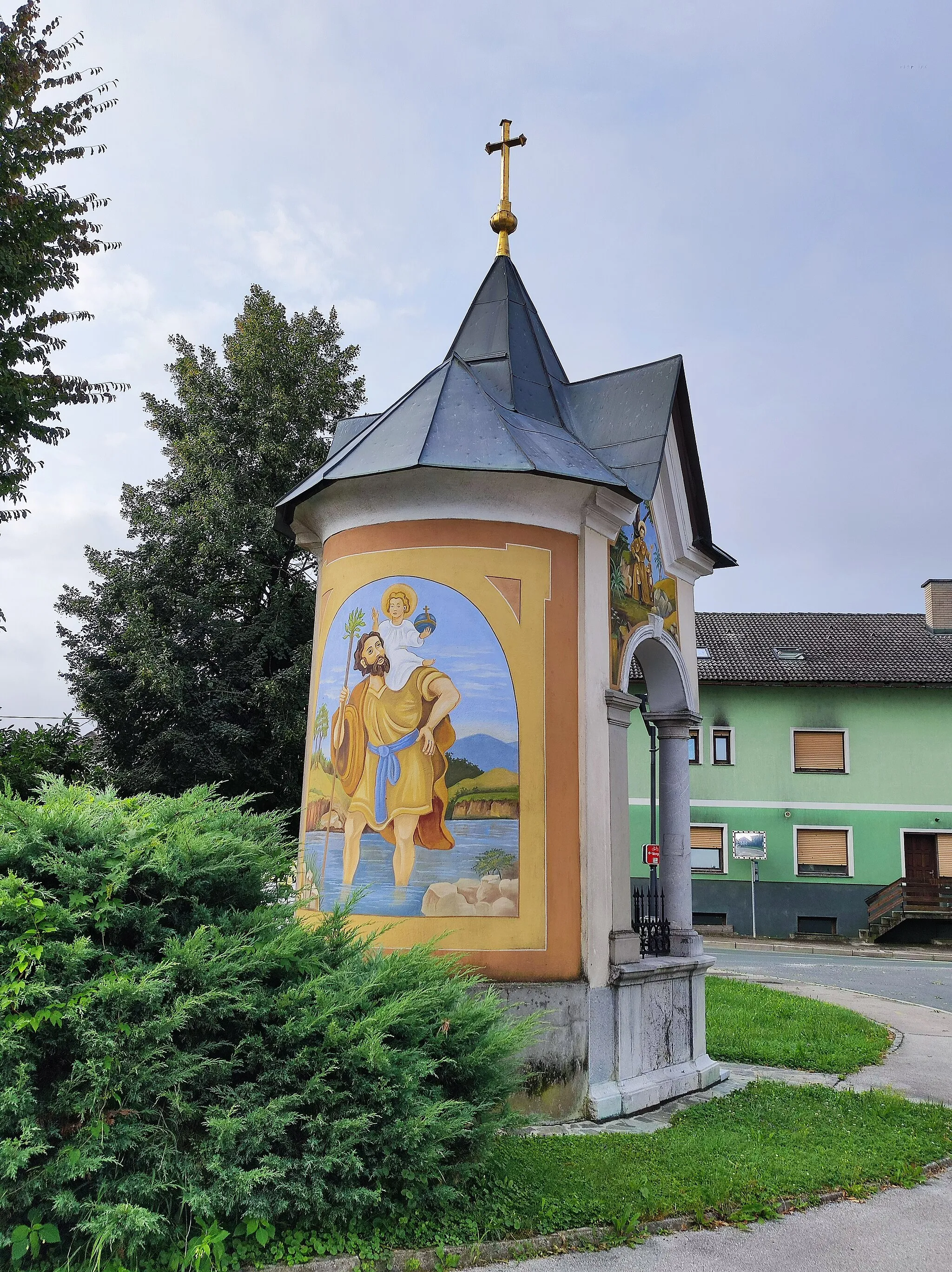 Photo showing: Chapel shrine of Virgin Mary the Queen and the Child in Moste.
