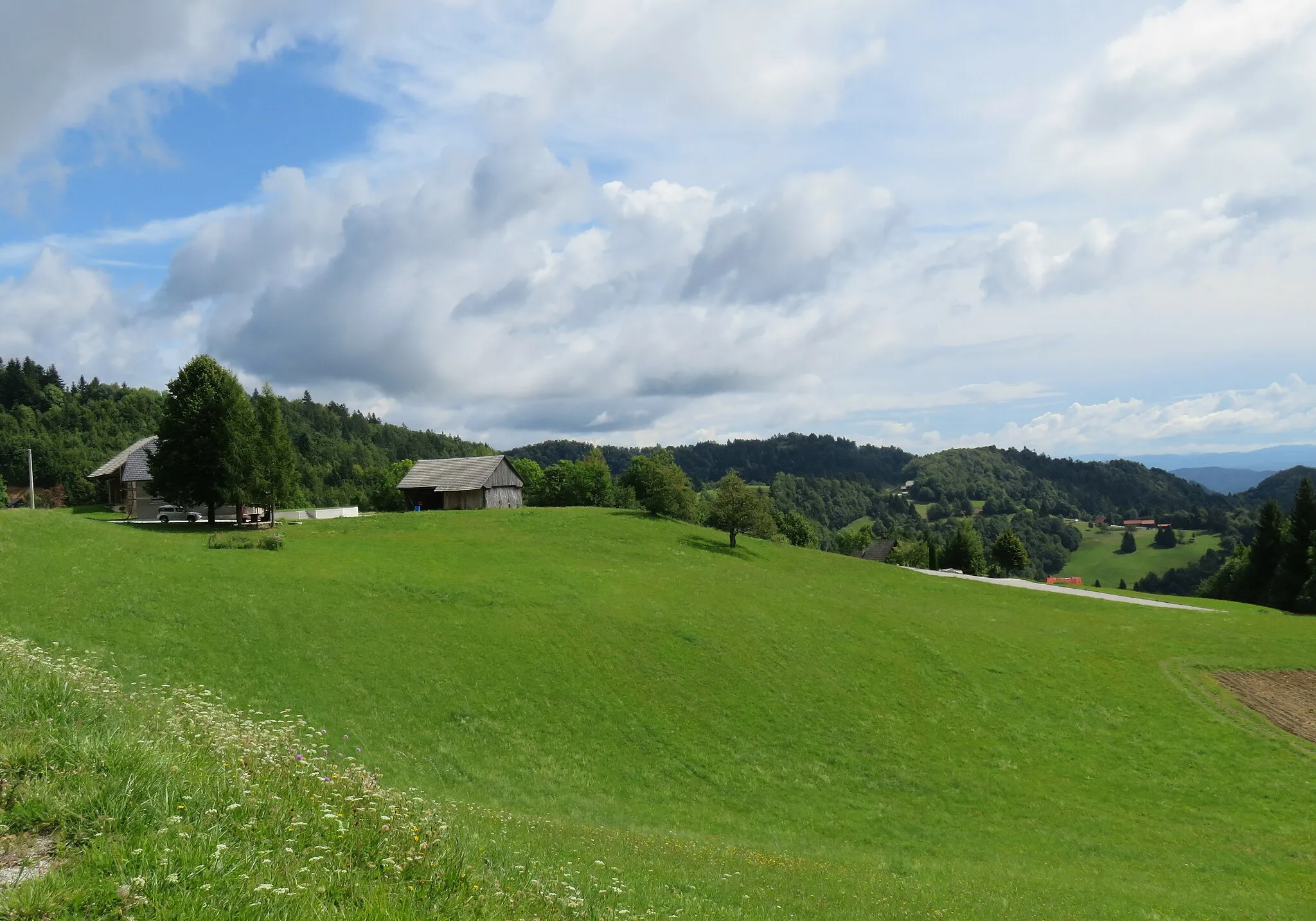 Photo showing: The Lomovec farm in Planina nad Horjulom, Municipality of Dobrova–Polhov Gradec, Slovenia