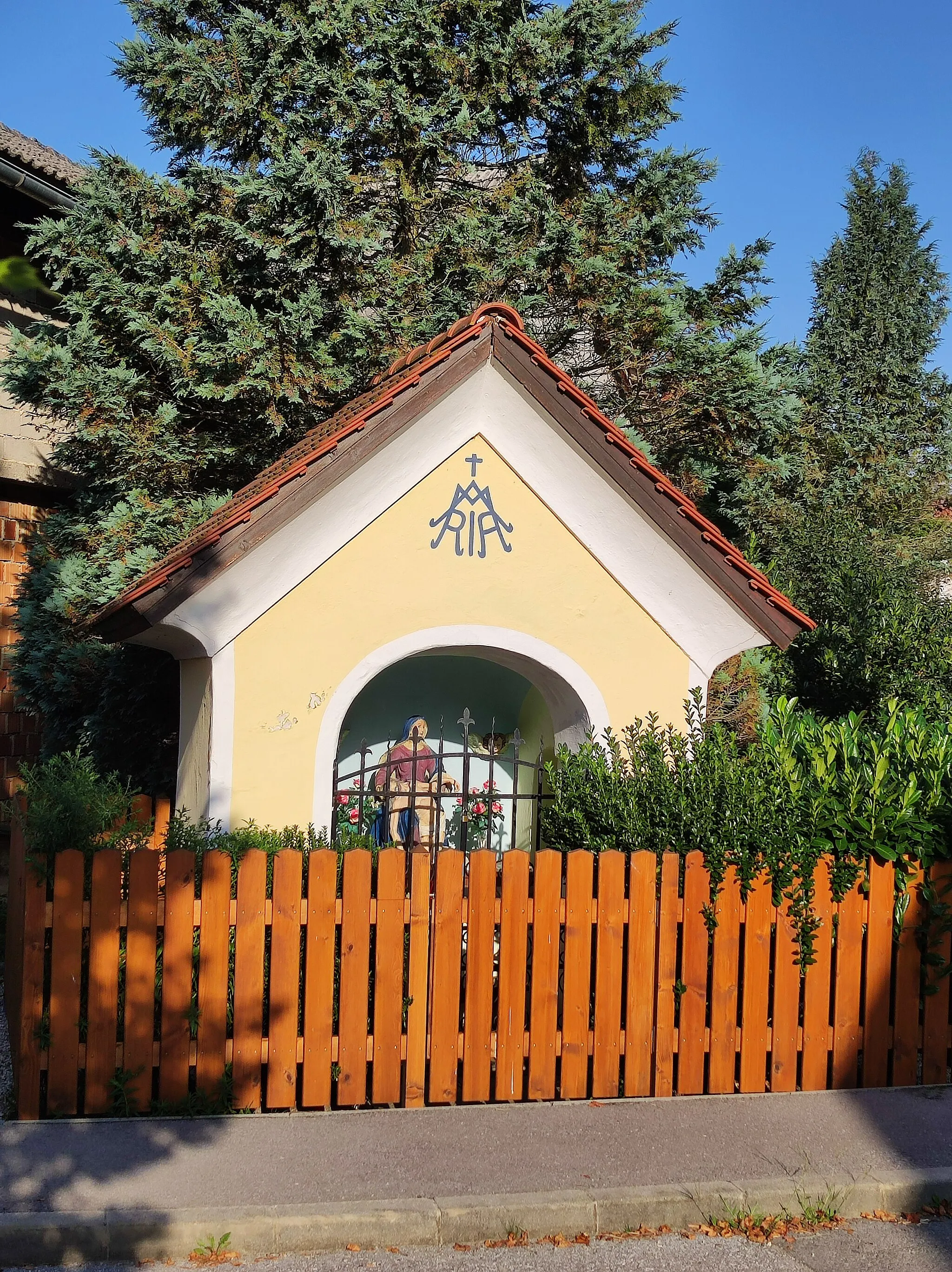 Photo showing: Chapel shrine in Šujica's village core.