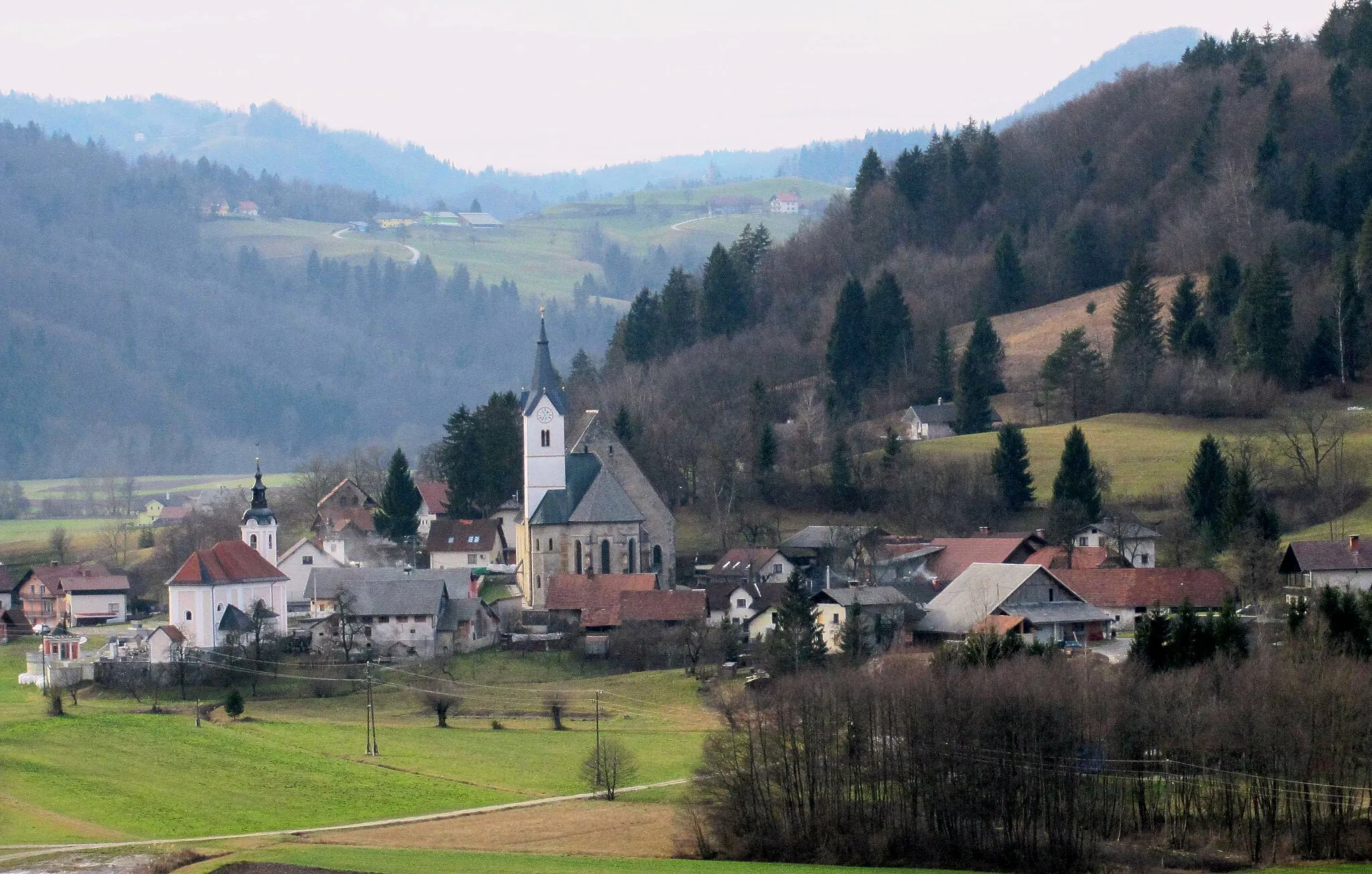 Photo showing: The village of Dvor pri Polhovem Gradcu, Municipality of Dobrova–Polhov Gradec, Slovenia