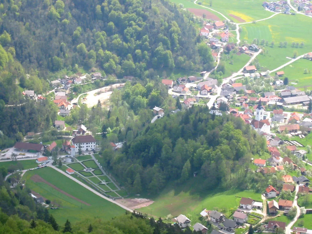 Photo showing: Polhov Gradec, town in Slovenia

photo:Ziga 12:27, 12 April 2007 (UTC)