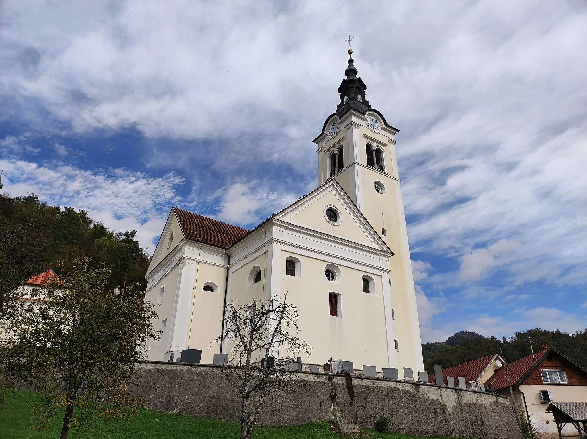 Photo showing: Nativity of the Virgin Mary church in Polhov Gradec. More info (in Slovenian only).