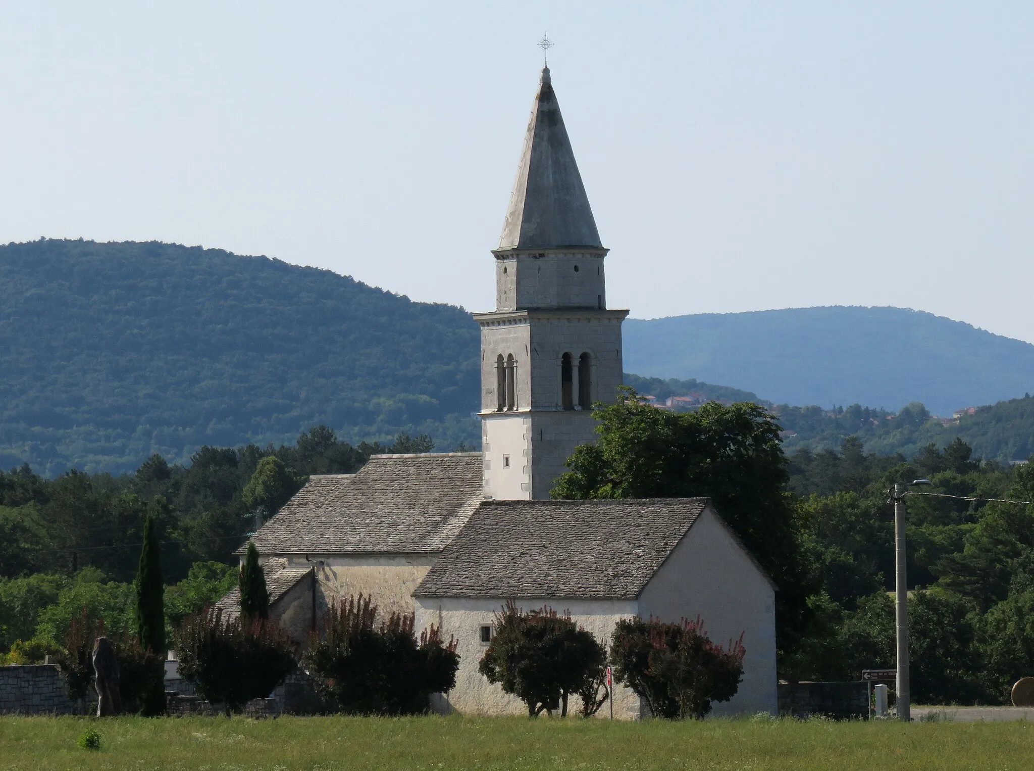 Photo showing: Holy Cross Church in Križ, Municipality of Sežana, Slovenia