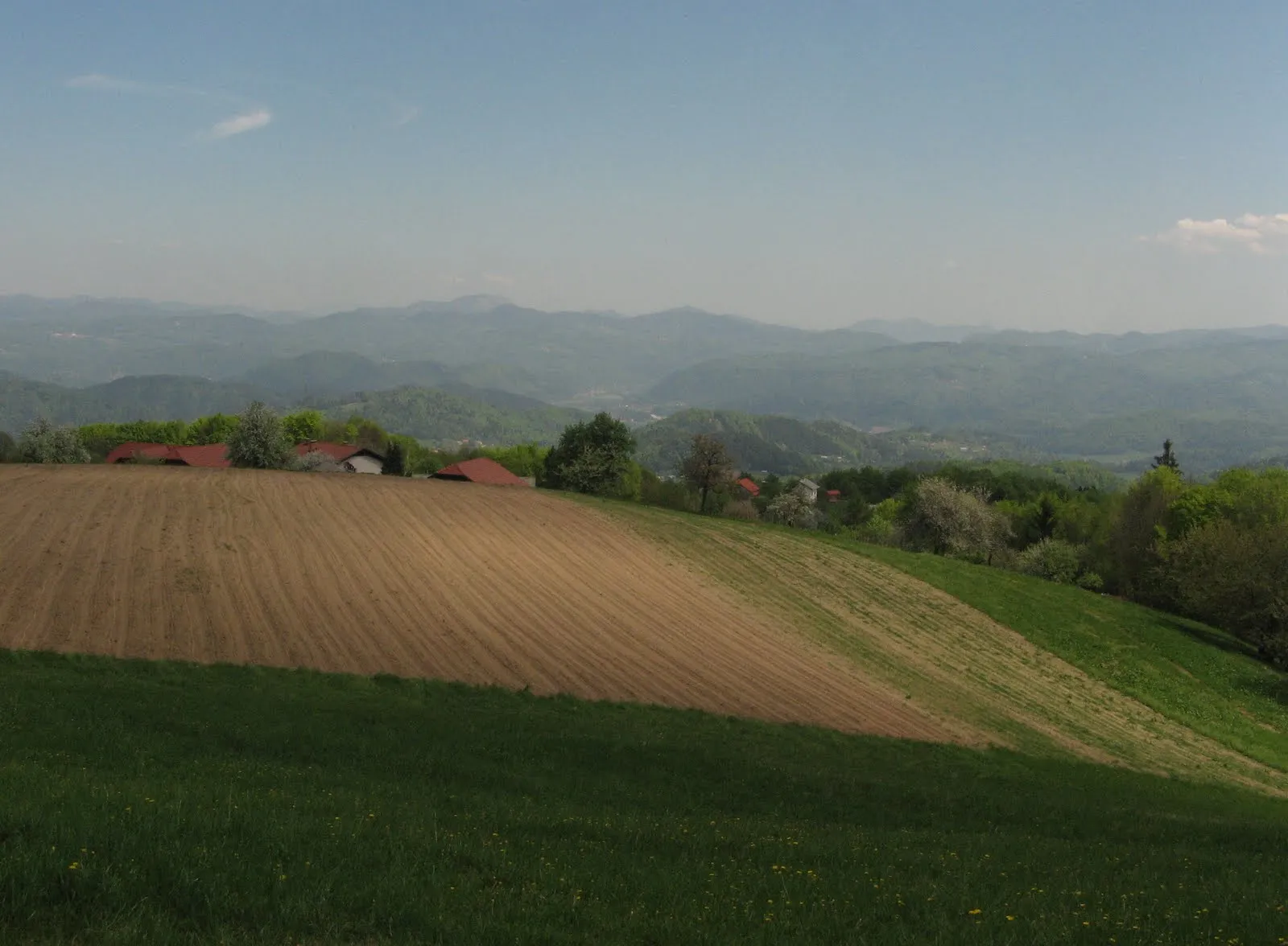 Photo showing: Obolno, v ozadju Zasavski hribi