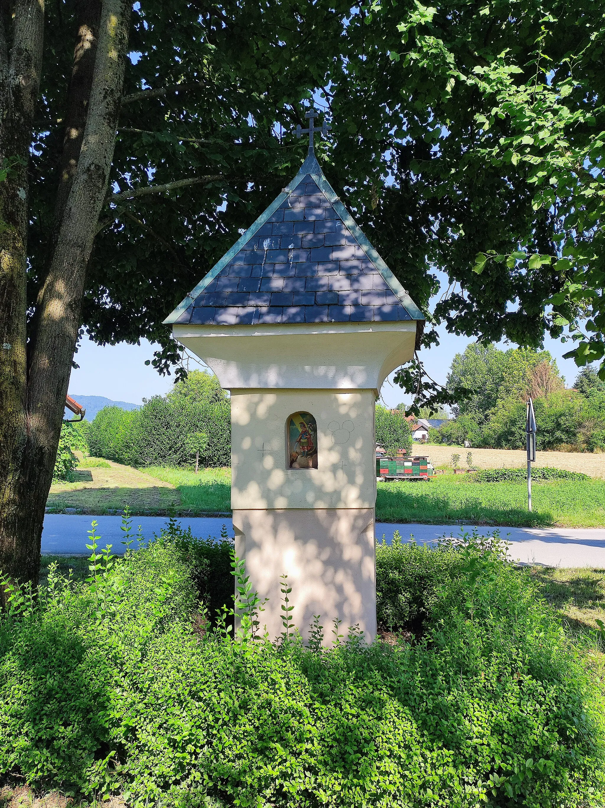 Photo showing: Column shrine, located south of the rail halt in Rodica.