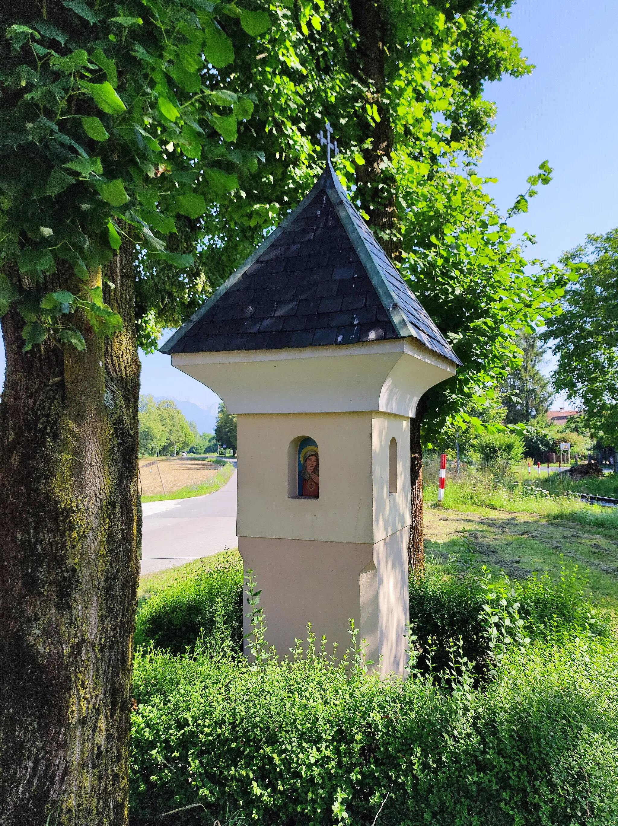 Photo showing: Column shrine, located south of the rail halt in Rodica.