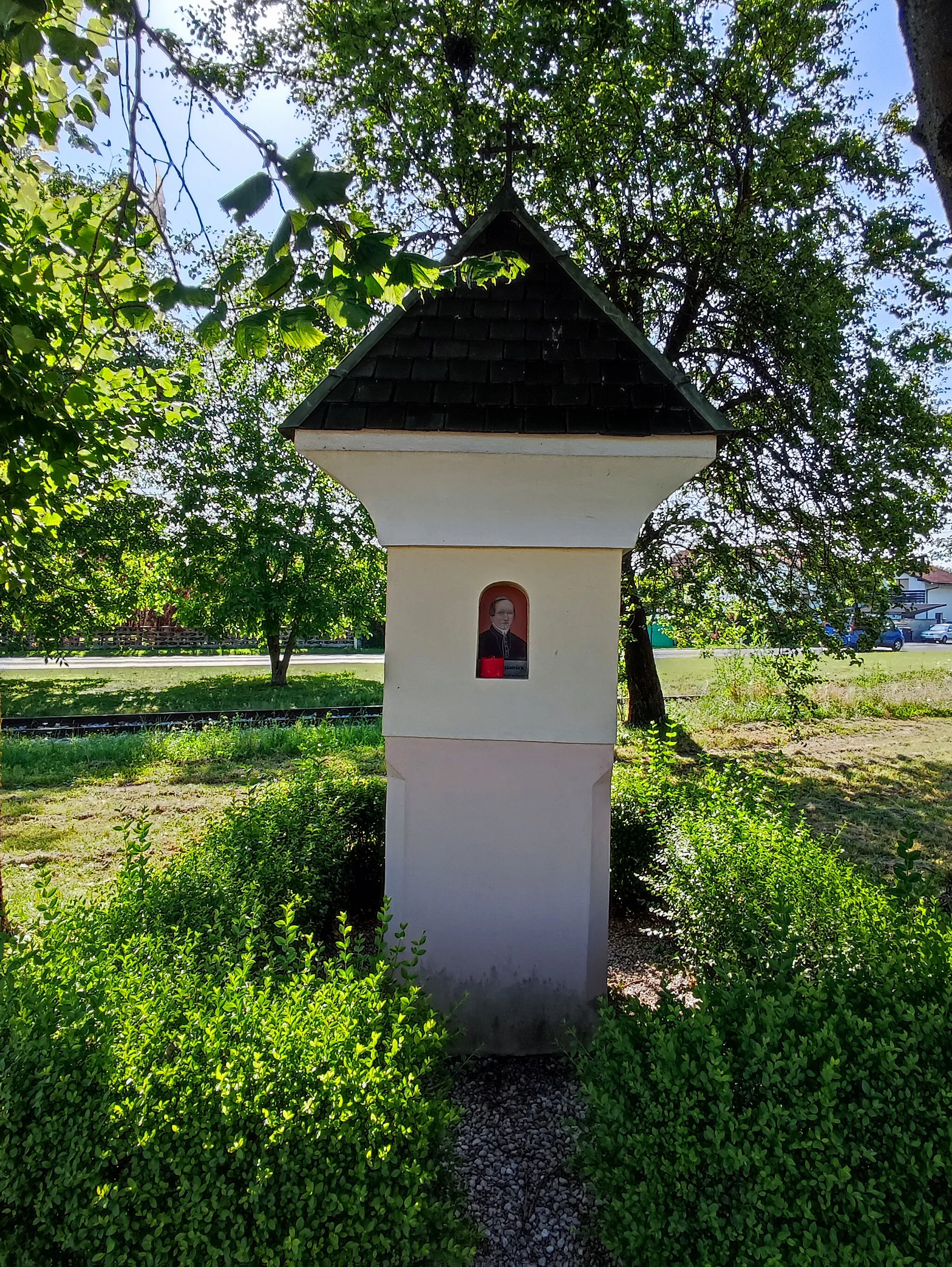 Photo showing: Column shrine, located south of the rail halt in Rodica.