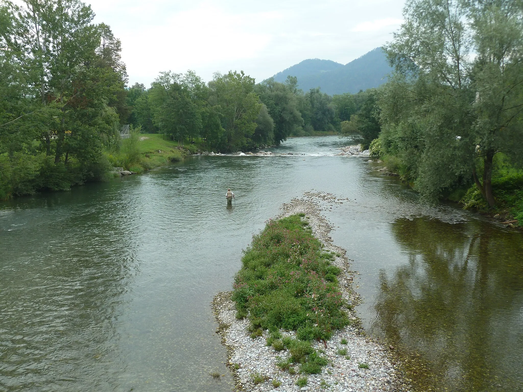 Photo showing: Sora River in Medvode towards the confluence with the Sava River