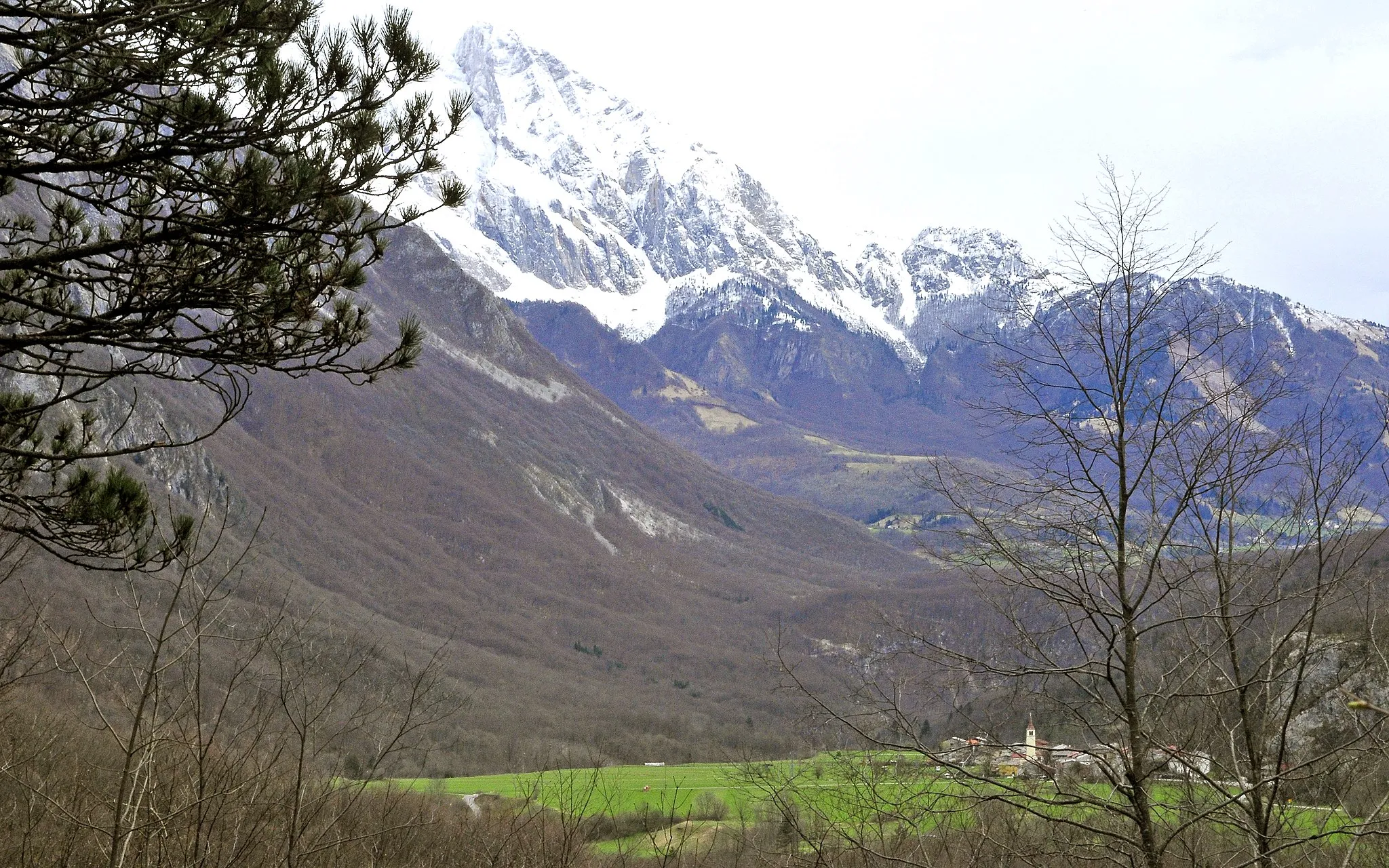 Photo showing: The village and its surroundings. Trnovo ob Soci, Kobarid, Littoral Slovenia