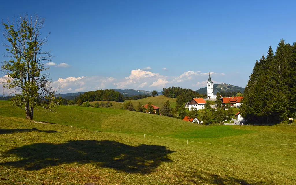 Photo showing: Zavratec village with the church of Sv. Urh, from the SW.