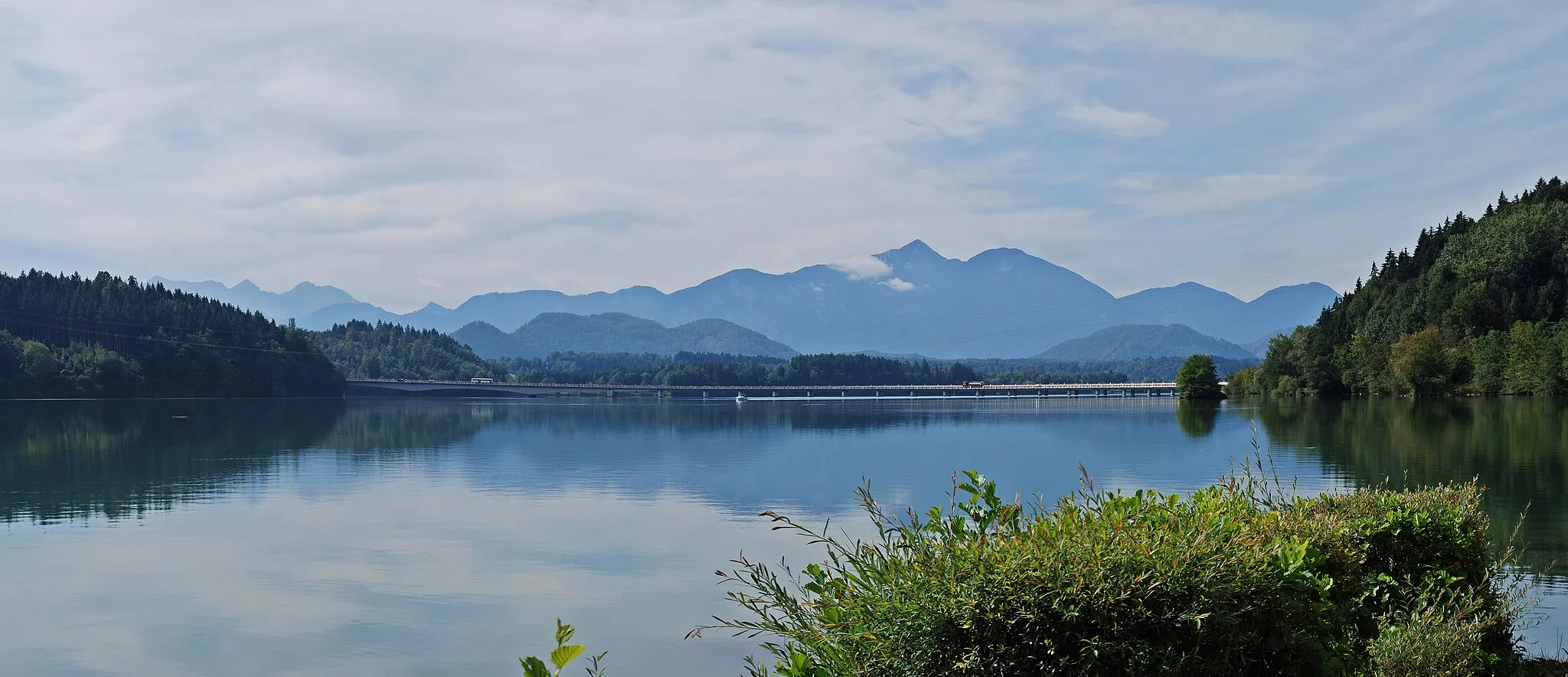 Photo showing: Blick über den Völkermarkter Stausee in Südkärnten zur Brücke bei Völkermarkt.