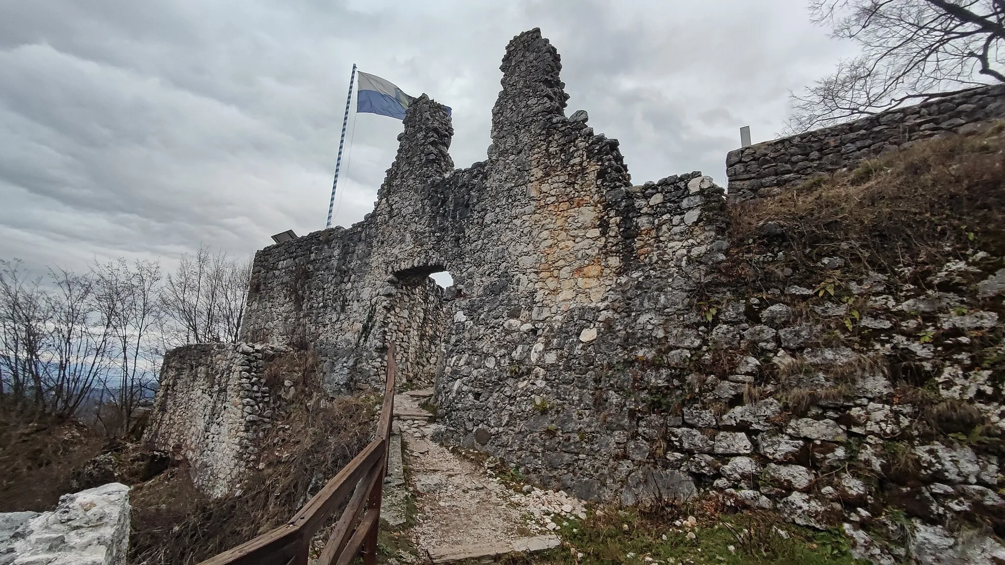 Photo showing: Ruins of the Kamnikm Upper (a.k.a. Old) Castle.