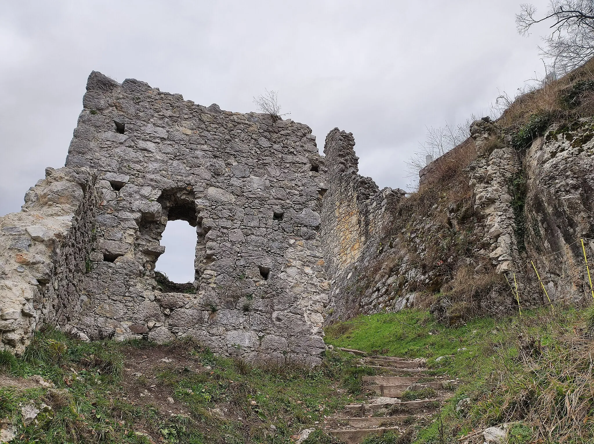 Photo showing: Ruins of the Kamnikm Upper (a.k.a. Old) Castle.