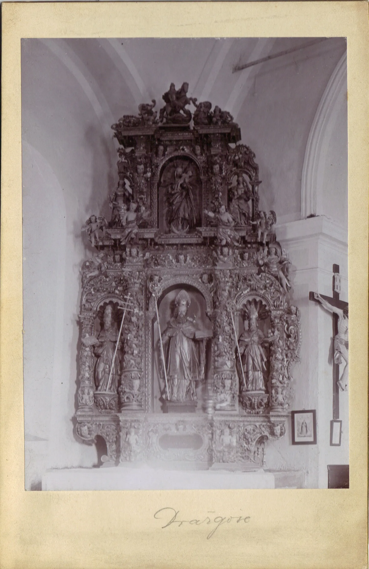 Photo showing: Eden izmed oltarjev v cerkvi sv. Lucije v Dražgošah. Danes shranjen v Loškem muzeju v Škofji Loki. Fotografija posneta okoli l. 1905, fotograf Rovšek (original hrani J. A. Oman).