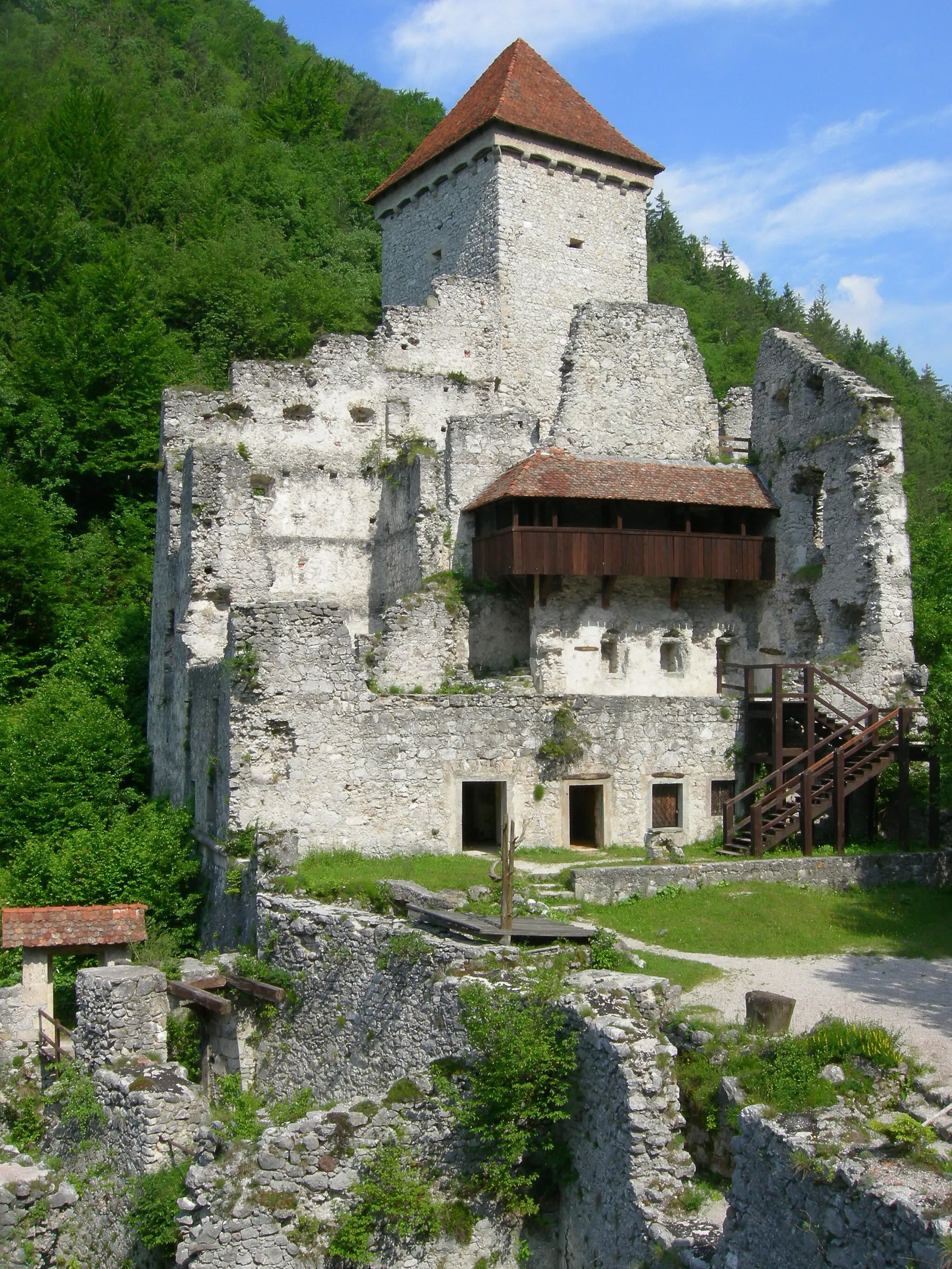 Photo showing: Grad Kamen (Rock castle), castle in Slovenia (near Begunje na Gorenjskem) - the oldest part from 13. century