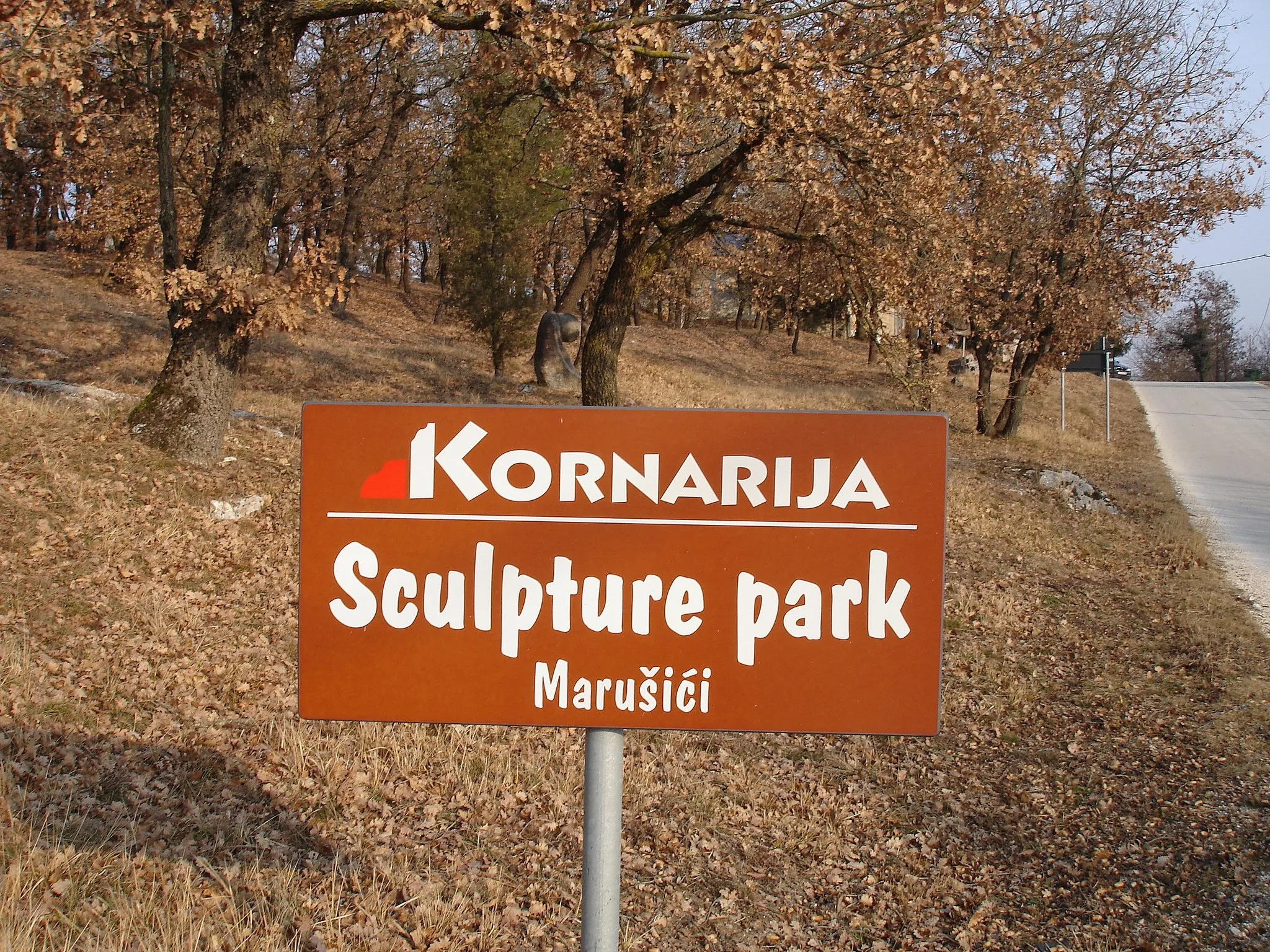 Photo showing: Park skulptura u Marušićima, Istra; natpis na ulazu u park; uz cestu Ž5007: Buje – Šterna – Oprtalj