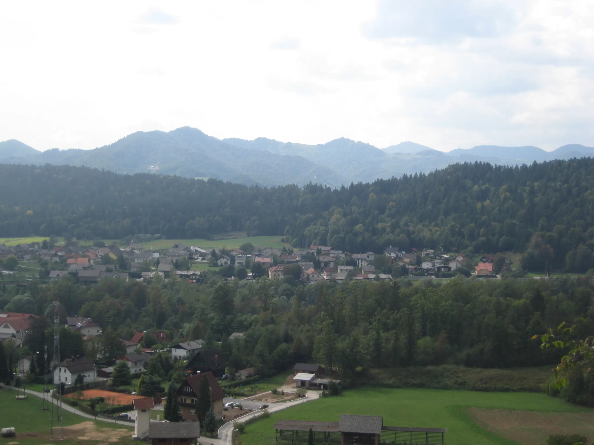 Photo showing: Medno, in front Vikrče; villages in Slovenia