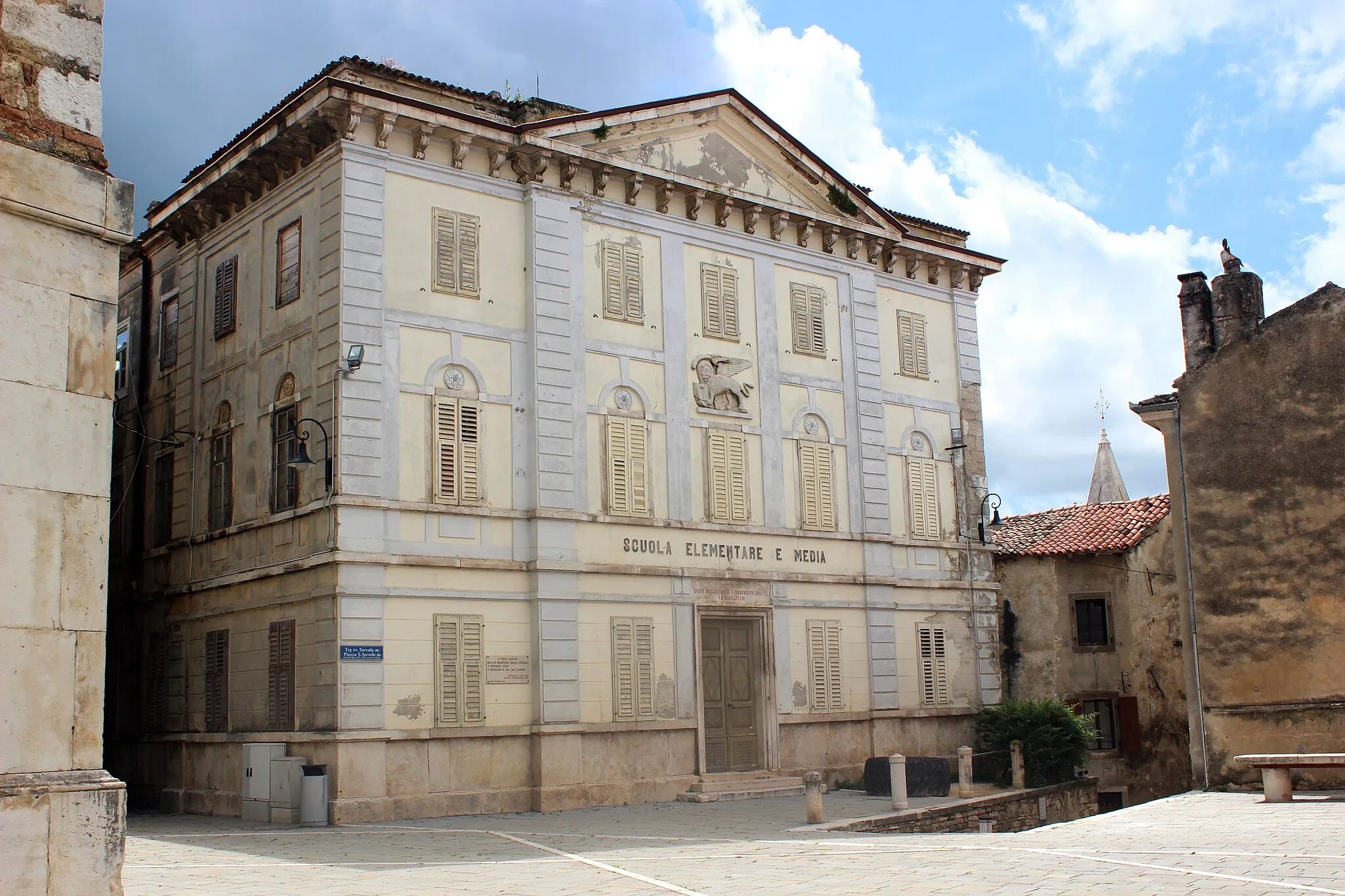 Photo showing: Neoclassical Palace(former council house, Today's school house), in Buje, Croatia
