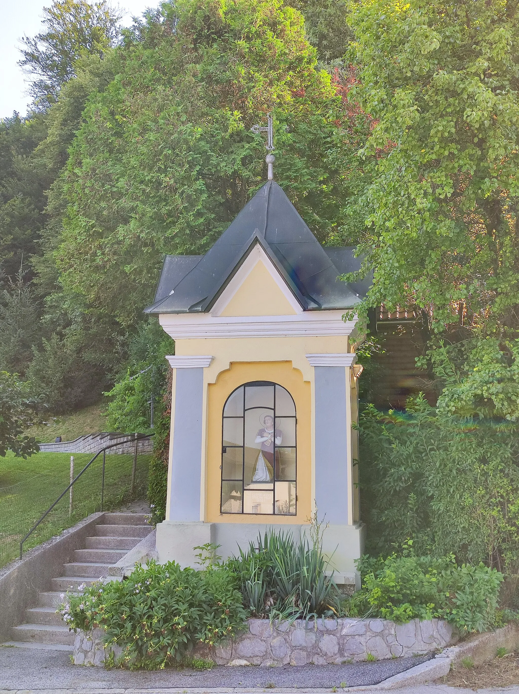 Photo showing: Chapel shrine under the St. Stephen's church in Utik.