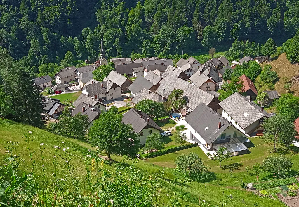 Photo showing: Seen from the path towards Ratitovec.