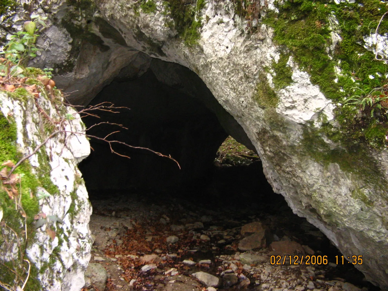 Photo showing: Пещера до село Превала, на десния бряг на река Огоста.