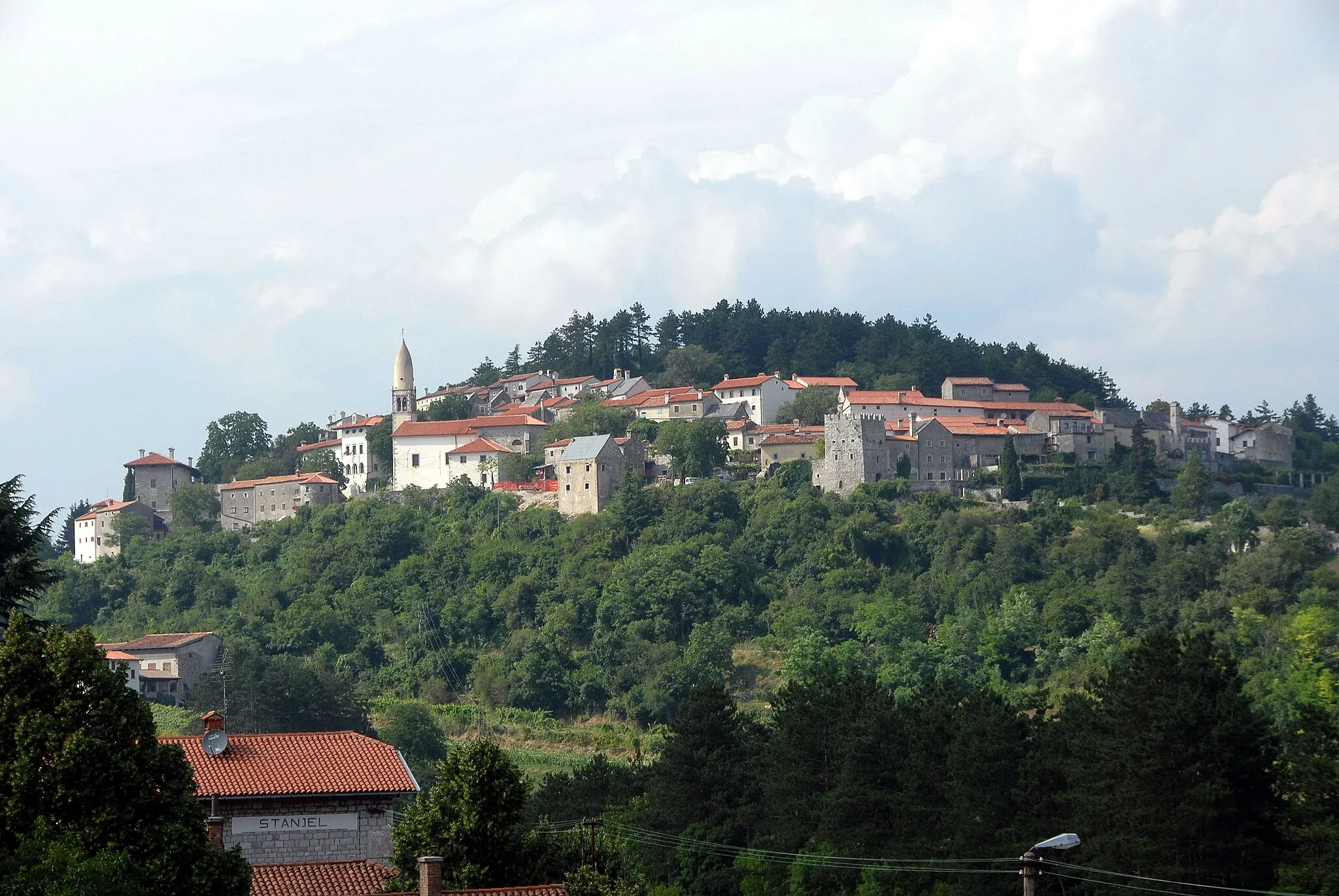 Photo showing: View at the city Štanjel, Primorska, Slovenia