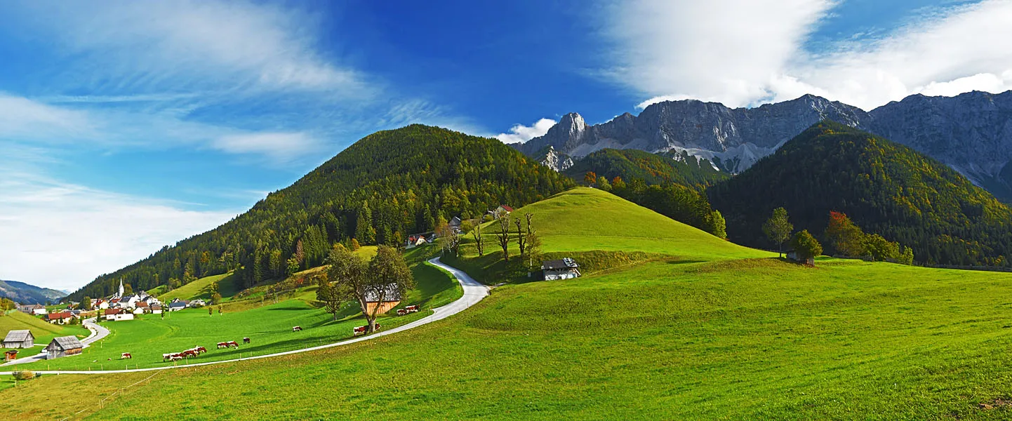 Photo showing: Zell-Pfarre/Sele Fara with the range of Košuta in the Karawanks (2136 m asl), Carinthia, Austria, EU