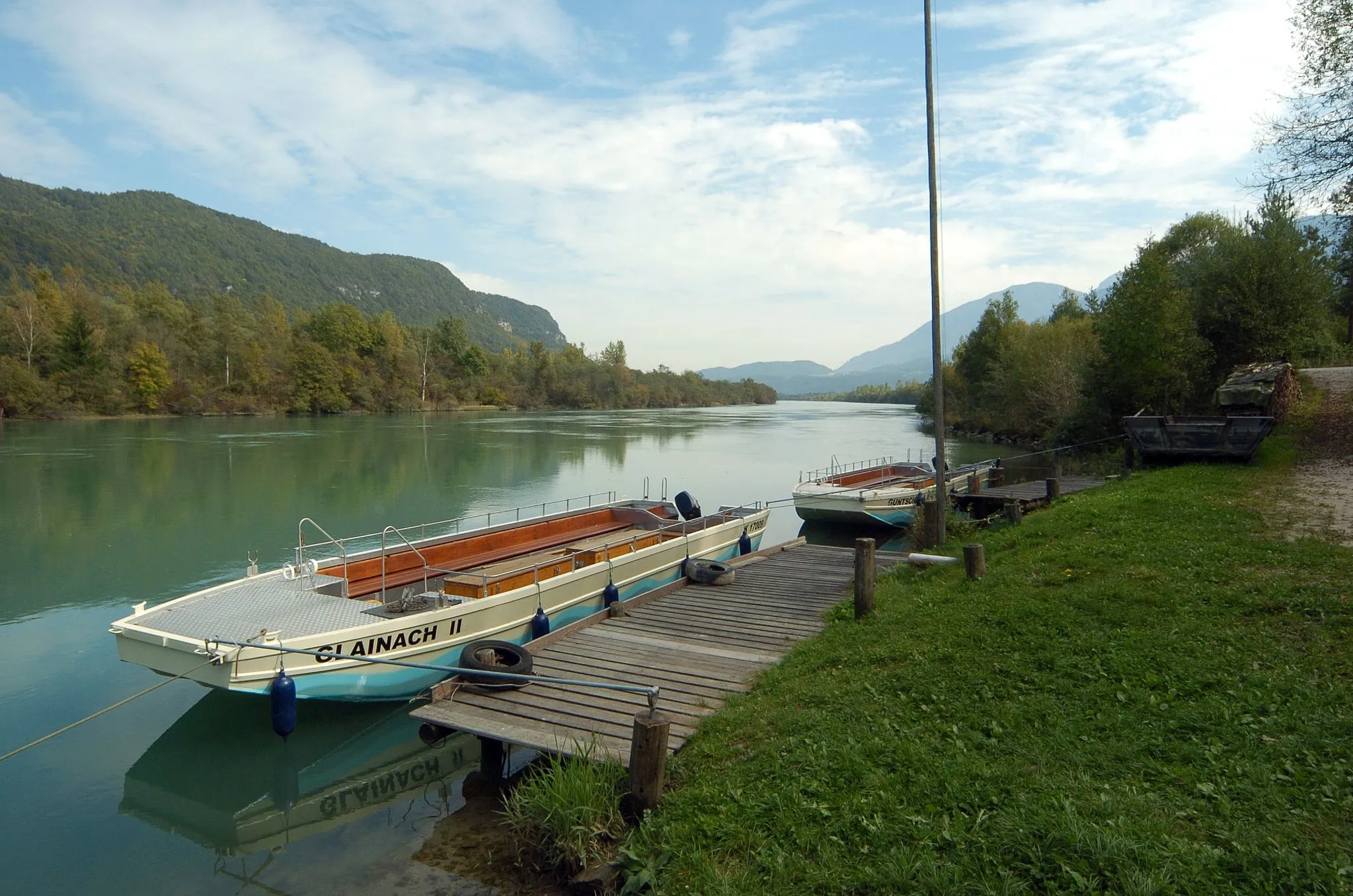 Photo showing: Ferry-boats on the storage lake of the river Drau (with the Sattnitz on the left) near the village Glainach in the community Ferlach, district Klagenfurt-Land, Carinthia, Austria.