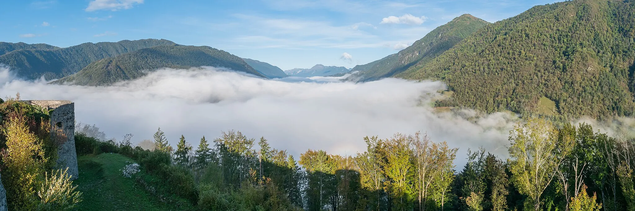 Photo showing: Soča Valley in the fog seen from Kozlov Rob castle, Goriška, Slovenia