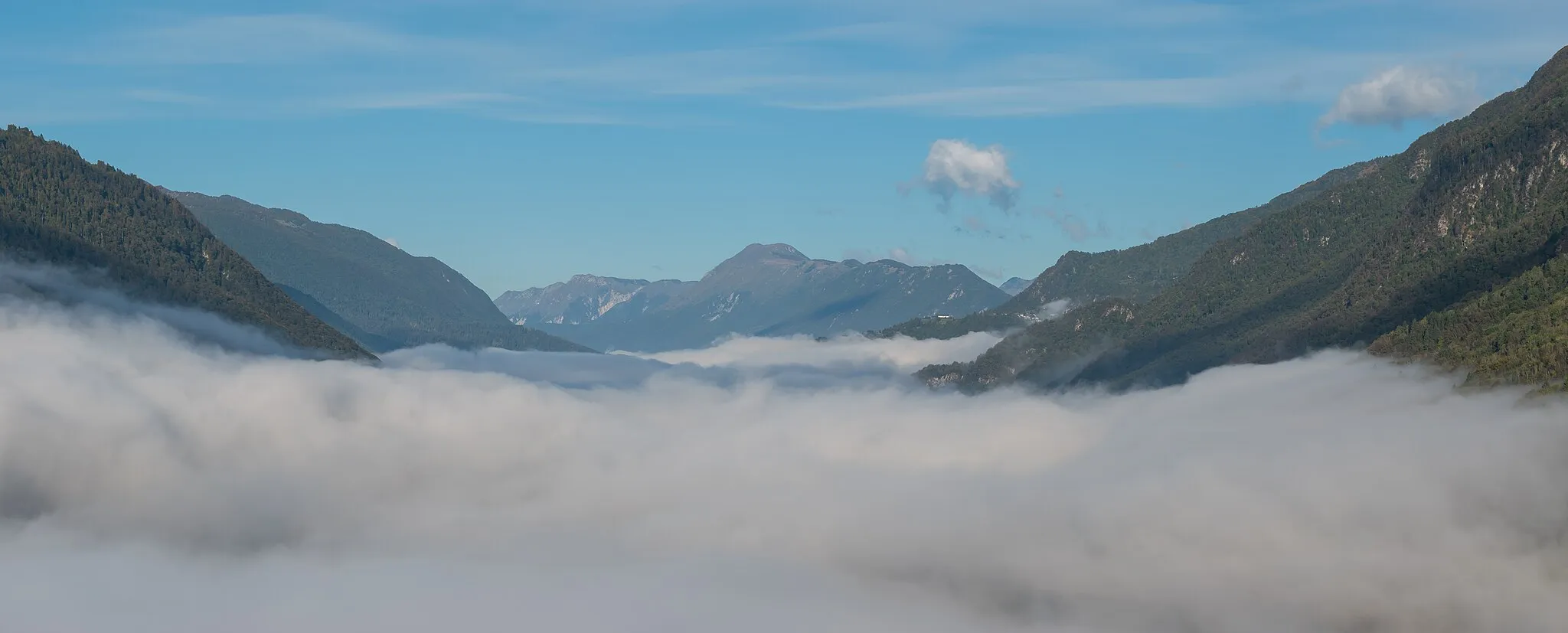 Photo showing: Soča Valley in the fog seen from Kozlov Rob castle, Goriška, Slovenia