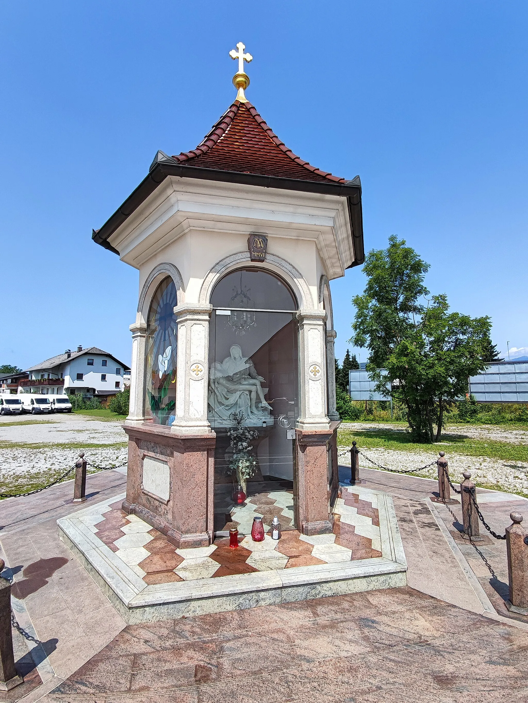 Photo showing: Chapel shrine at the Ljubljanska cesta in Domžale.