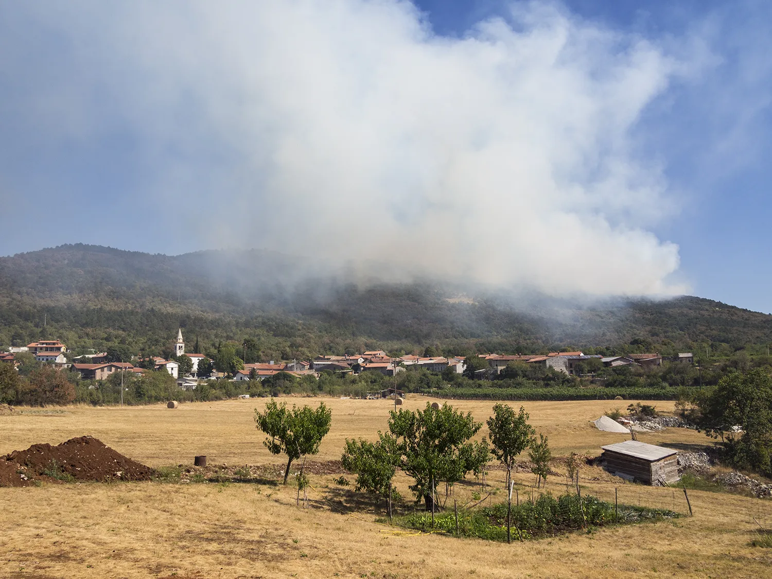 Photo showing: Požar na Trstelju z vasjo Lipa v ospredju.