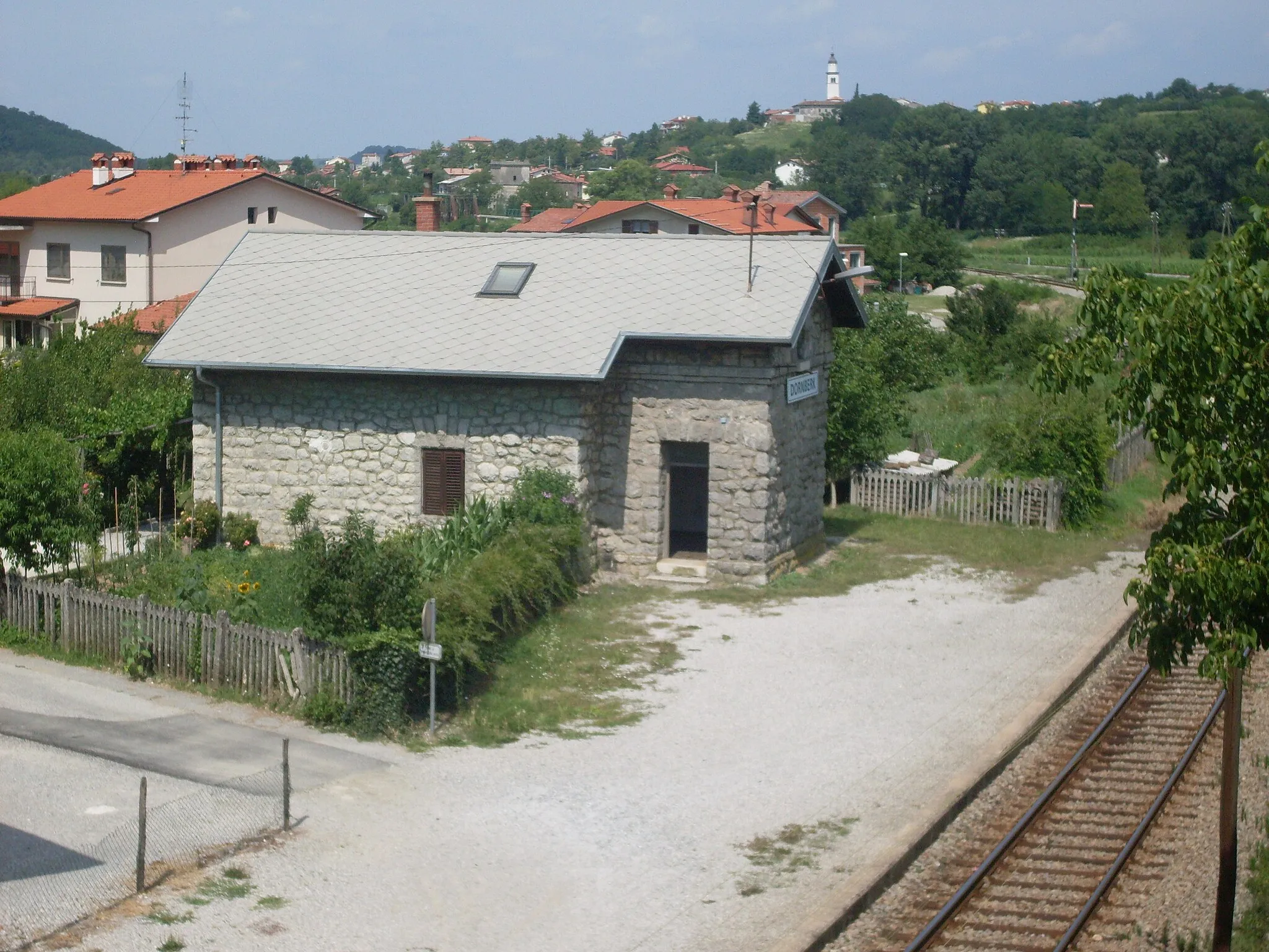 Photo showing: Railway halt Dornberk (on the Bohinj railway between Nova Gorica and Sežana), actually located in Draga. Should not be confused with the nearby "Dornberk vas" railway halt on the Prvačina - Ajdovščina railway. In the background, St. Daniel's Parish Church in Dornberk.