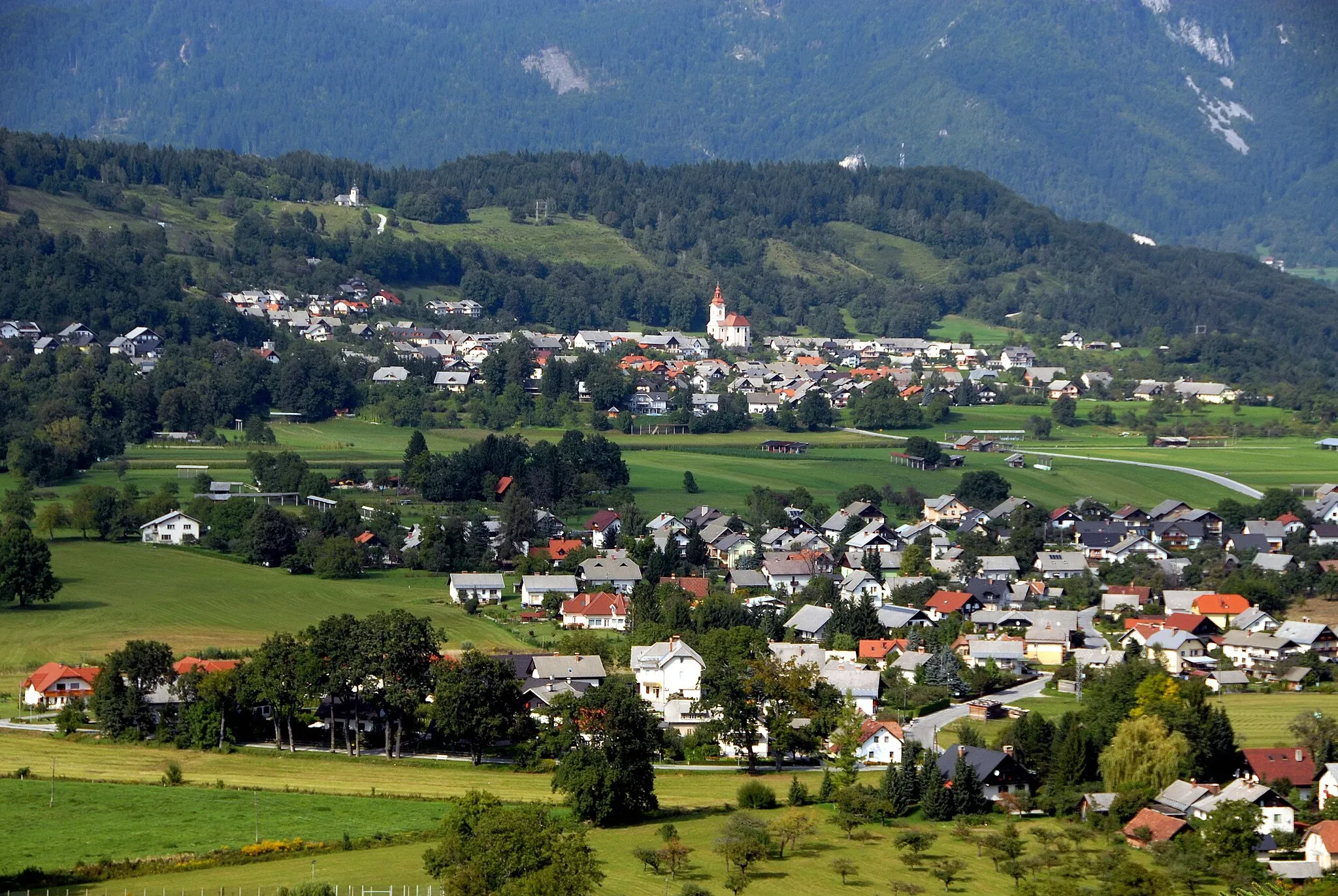 Photo showing: Villages Gmajna and Zasip north of Bled Castle, Bled, Slovenia