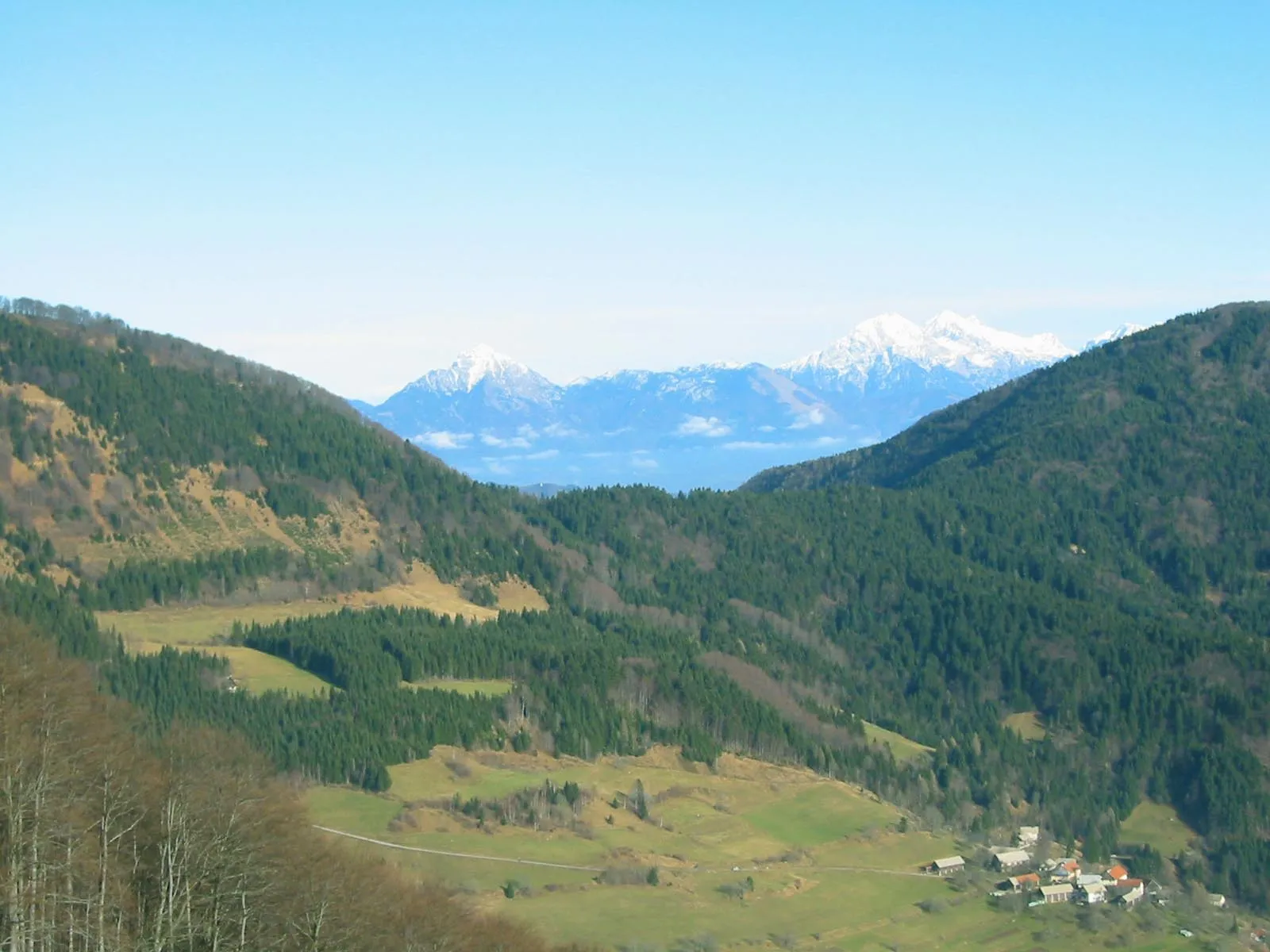 Photo showing: Blegoš, mountain in Slovenia (view from)

photo:Ziga 09:35, 16 April 2007 (UTC)