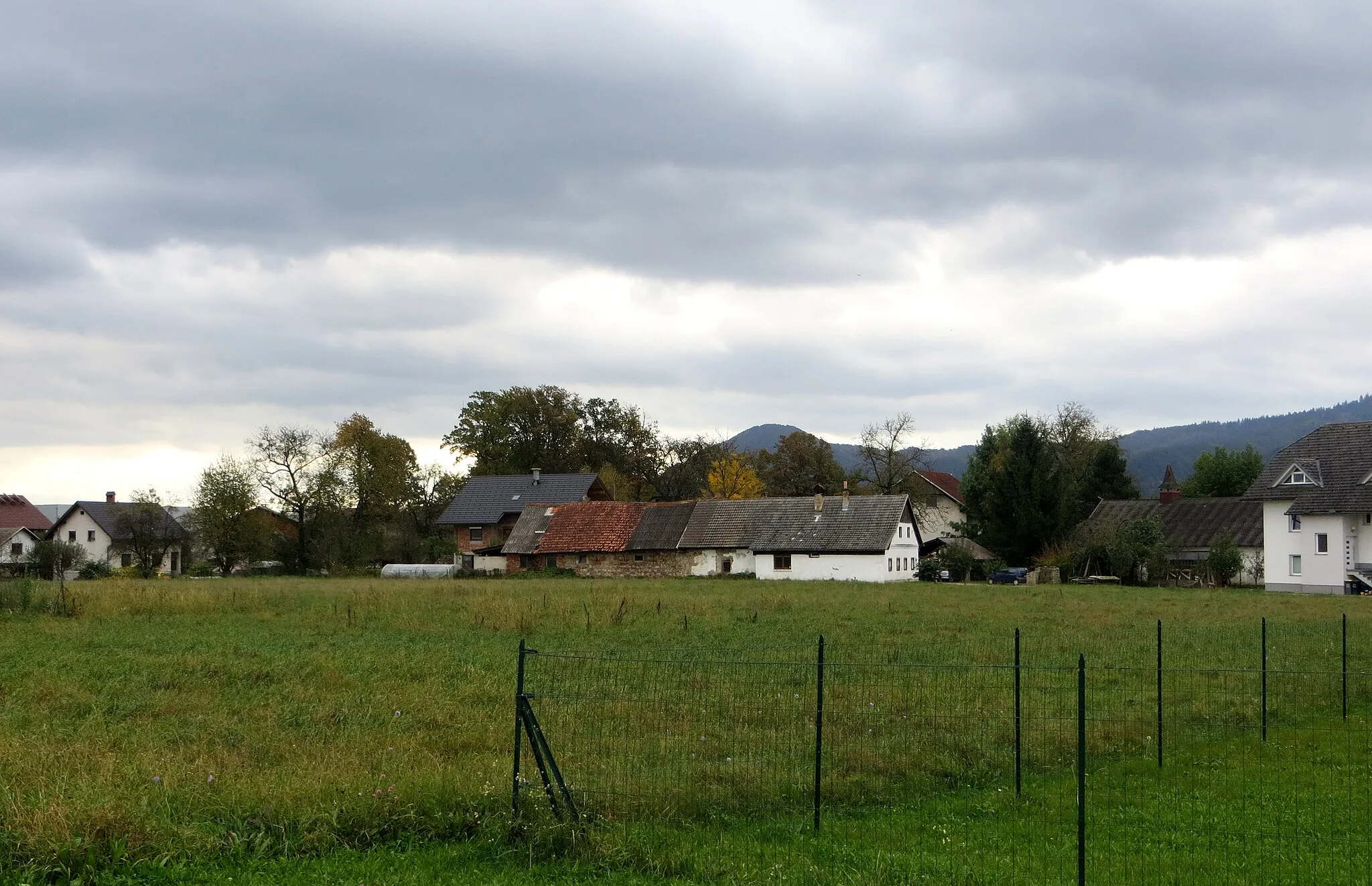 Photo showing: Grenc, Municipality of Škofja Loka, Slovenia. The northern edge of the settlement is immediately behind the long, low building.