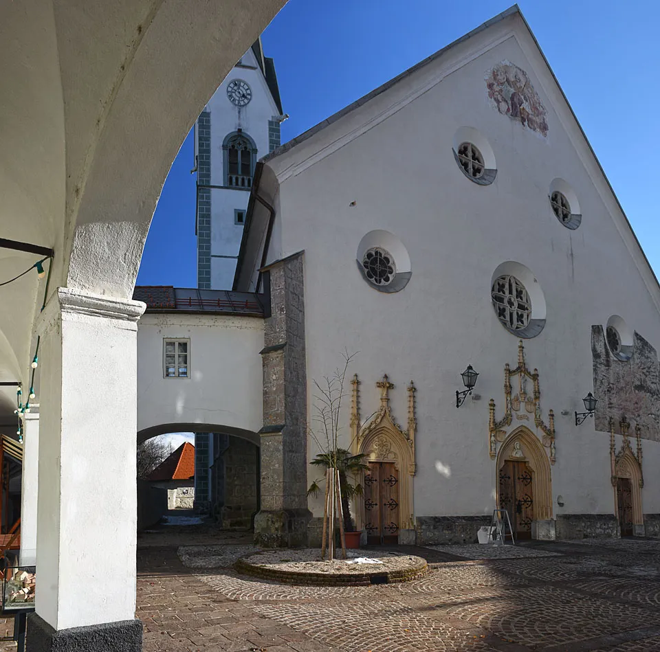 Photo showing: The main church entry.