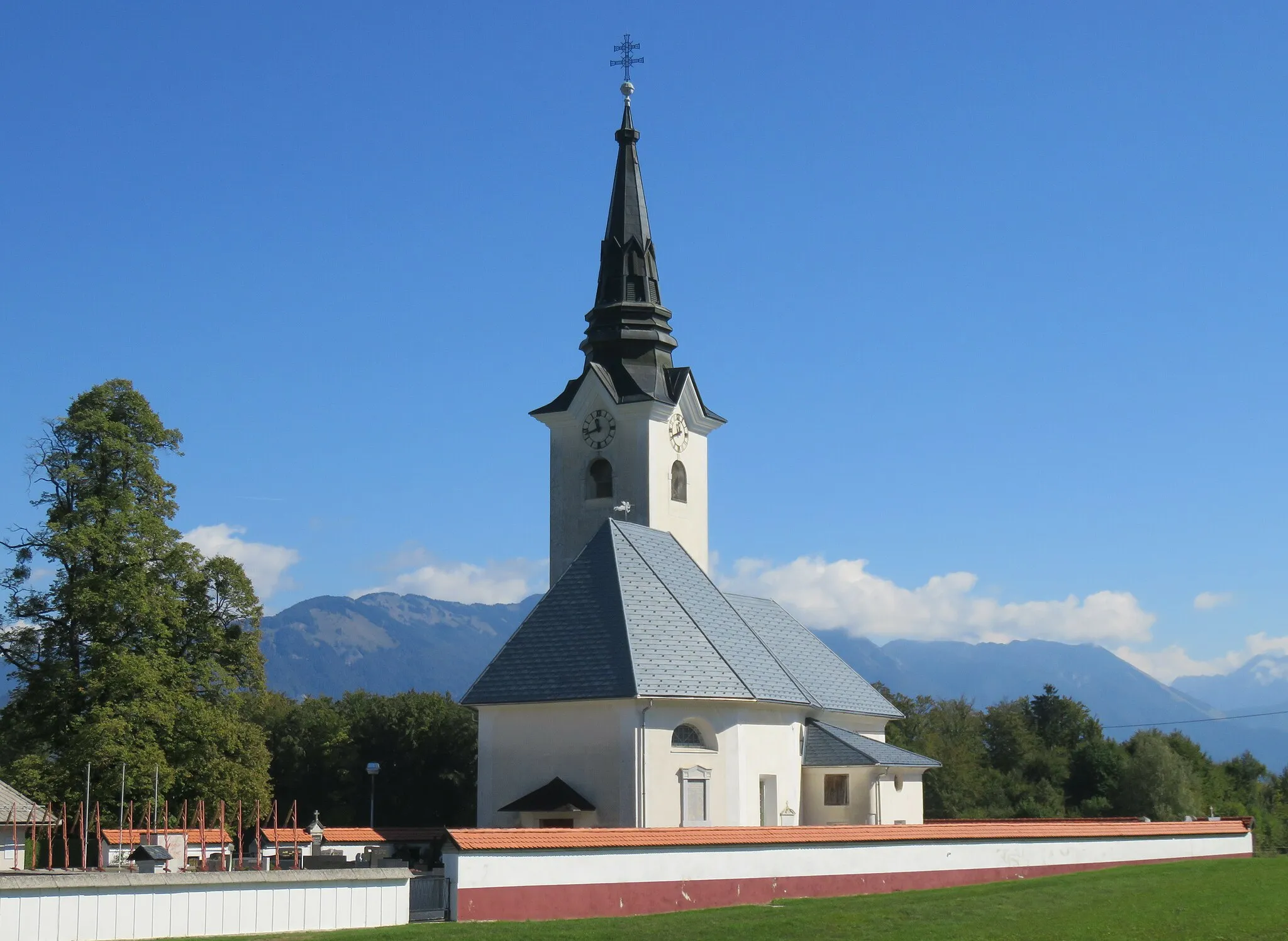 Photo showing: Holy Cross Church in Srednja Dobrava, Municipality of Radovljica, Slovenia