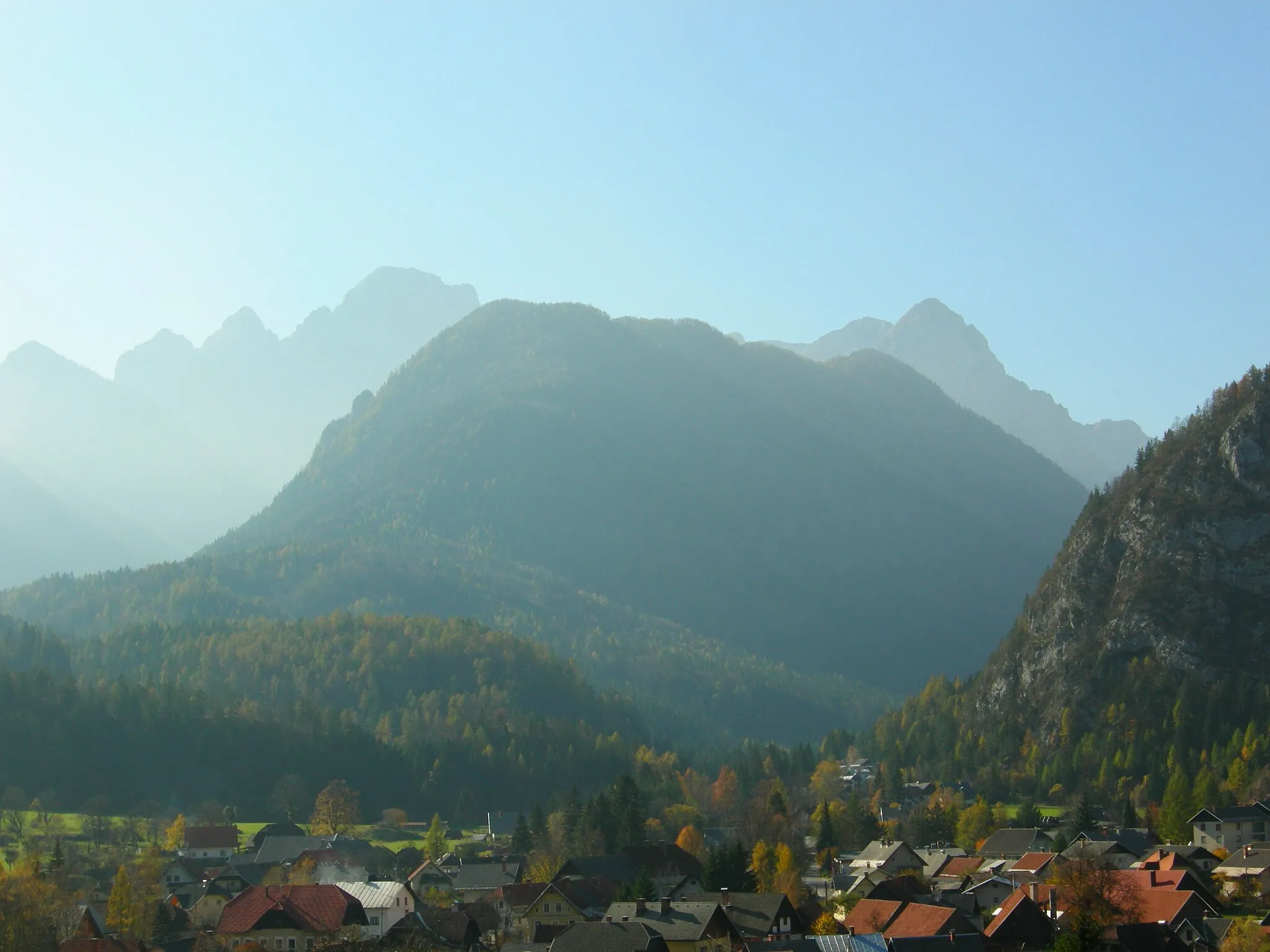 Photo showing: Slovenian village Mojstrana

Author: Pinky sl, 01 November 2006 (UTC)