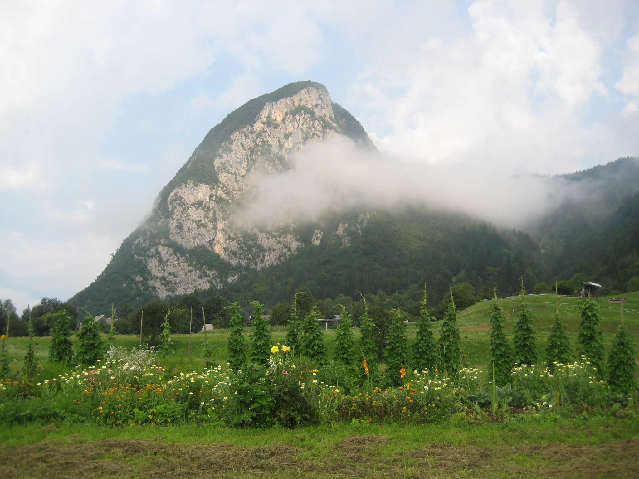 Photo showing: Srednja vas v Bohinju, village in Slovenia. Studor hill.