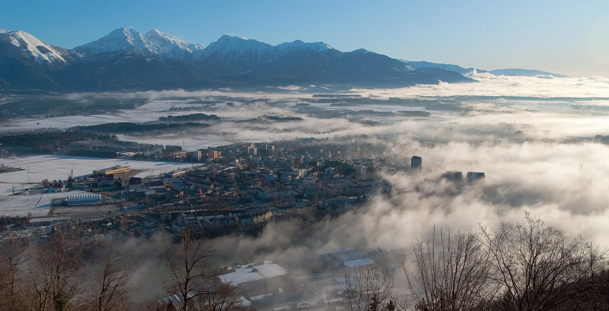 Photo showing: View from Šmarjetna gora on Kranj in morning mist