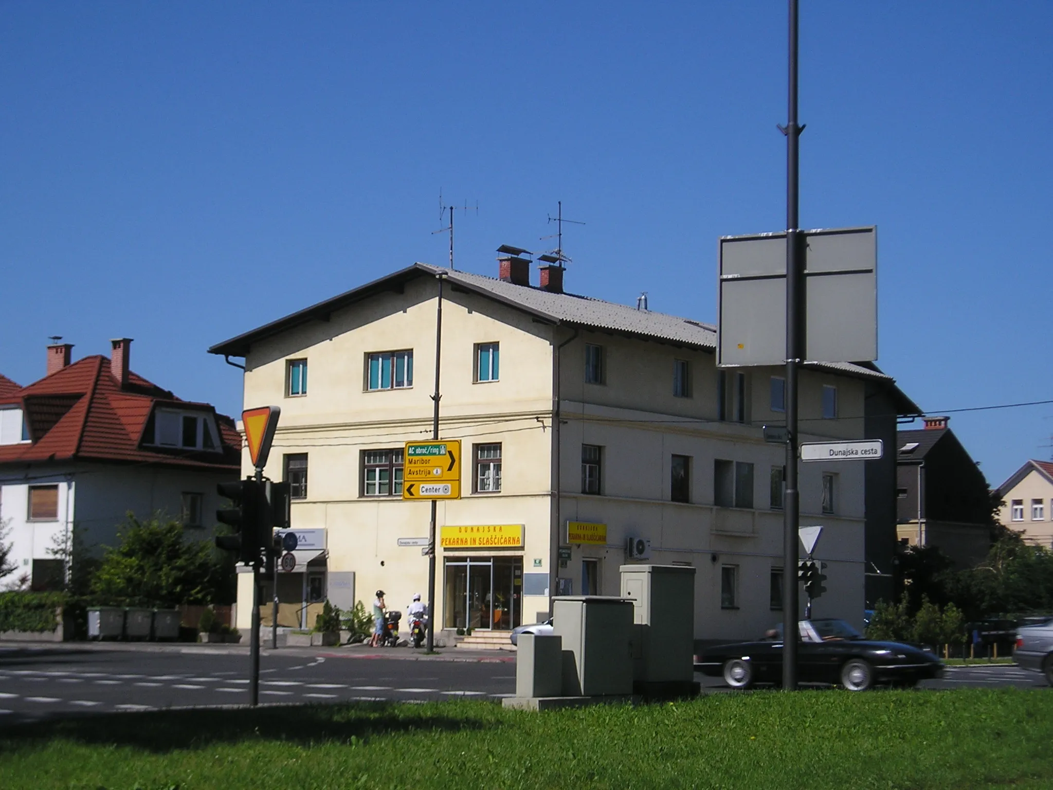 Photo showing: Ljubljana, Slovenia - a bakery and cake shop "Dunajska" at the crossroads of Dunajska and Posavskega streets. In the past it was also known as "pri mrtvi progi" ("at the dead rail line") as it was situated at the defunct Dravlje - Vodmat avoiding rail line