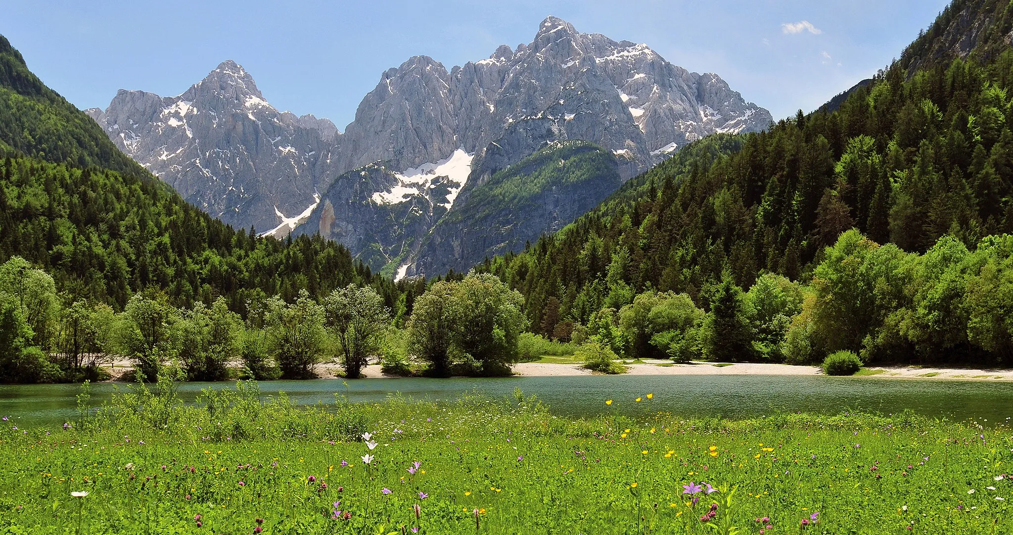 Photo showing: View from the town Kranjska Gora in north-west Slovenia across Lake Jasna to the Julian Alps with Razor (left) and Prisojnik (right).