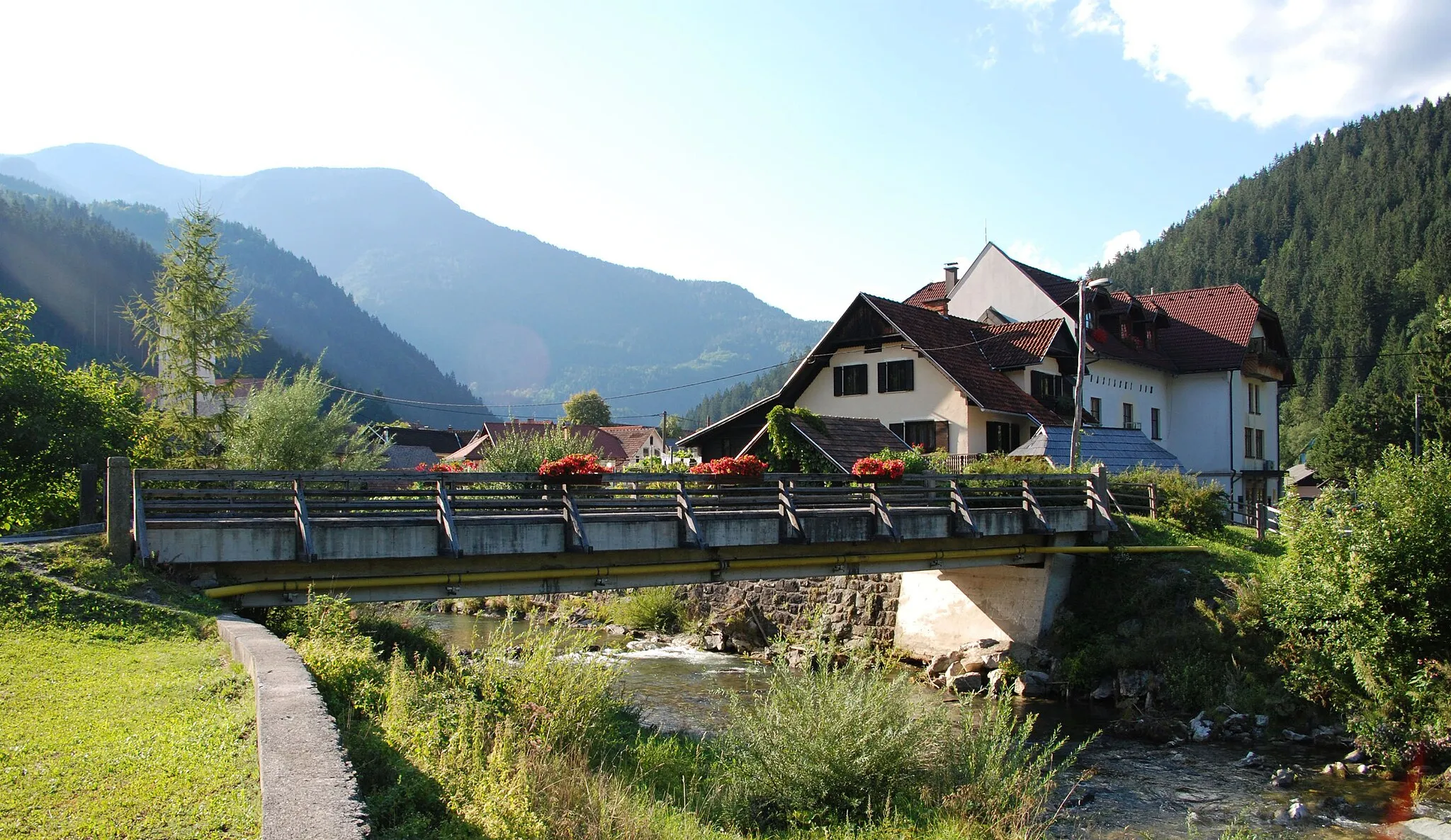 Photo showing: The bridge over Lučnica Creek in Luče. On the right side, the village fire station.