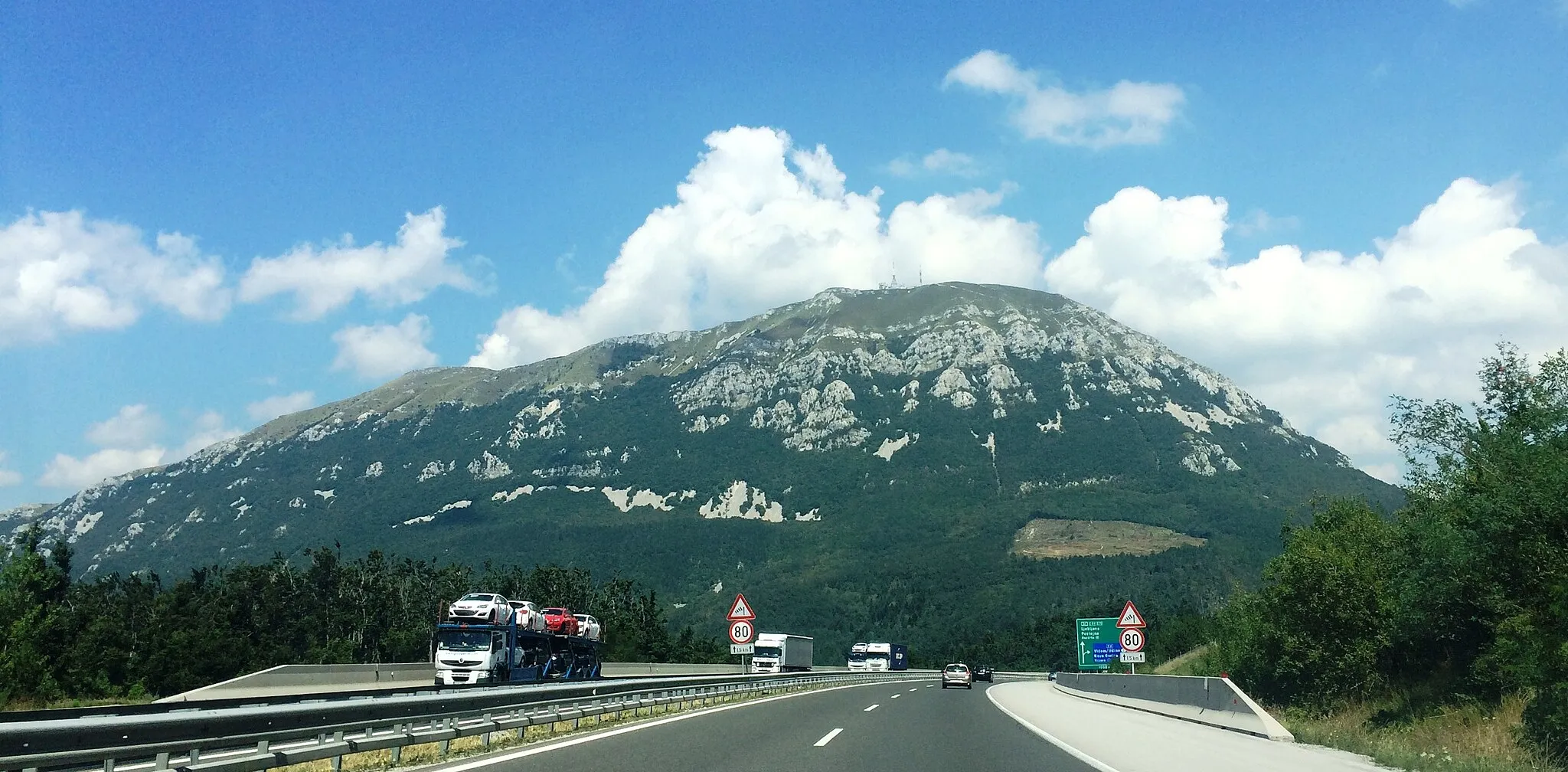 Photo showing: Image of the mountain of Nanos, just west of Postojna city, Slovenia.